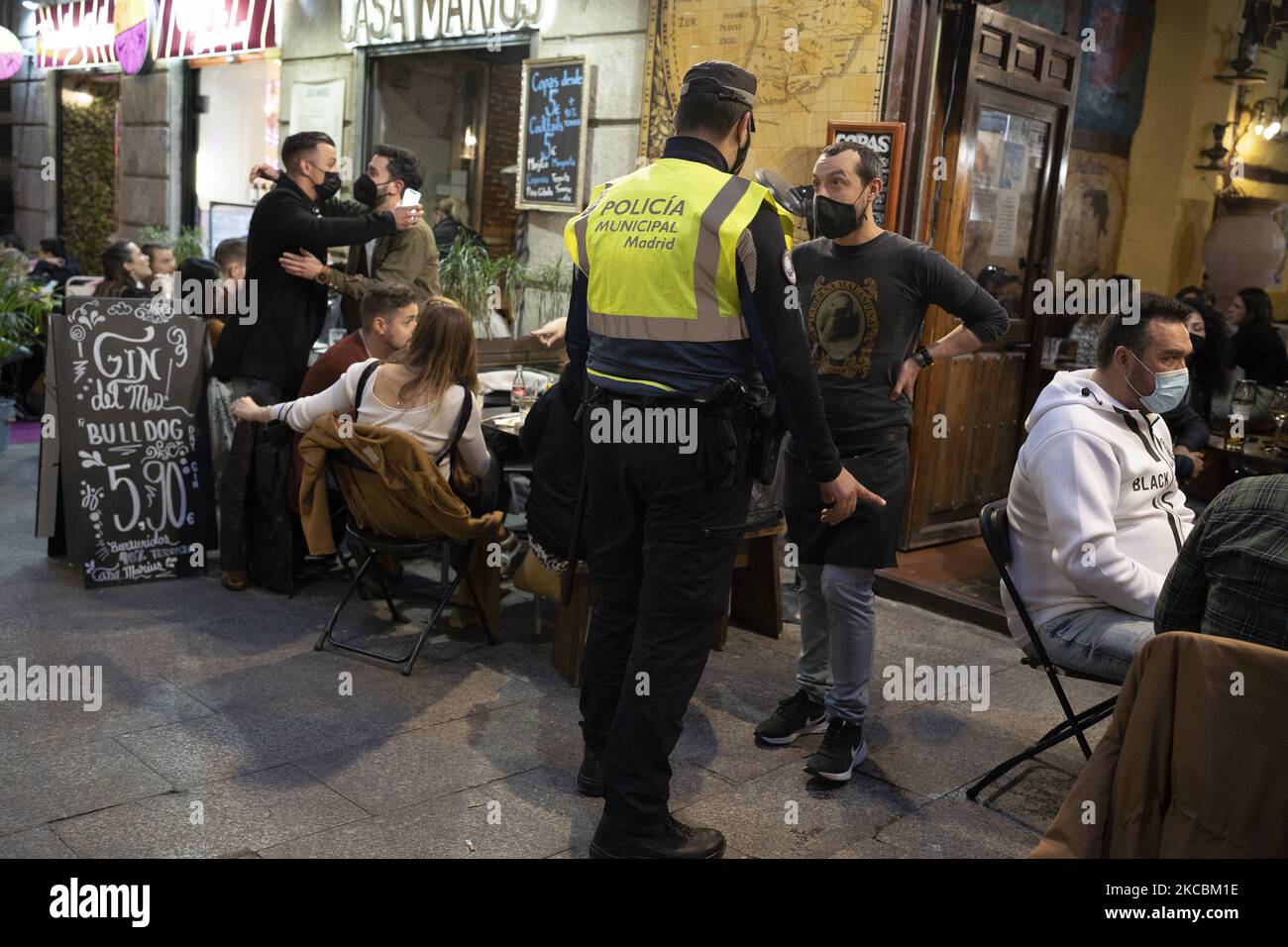 Die örtliche Polizei behindert das Auftreten der Coronavirus-Pandemie am 27. März 2021 in Madrid, Spanien. Während die Infektionszahlen von Covid-19 noch immer hoch sind, hat die spanische Hauptstadt Madrid seit Ende 2020 relativ lockere Einschränkungen mit offenen Bars und Restaurants. (Foto von Oscar Gonzalez/NurPhoto) Stockfoto