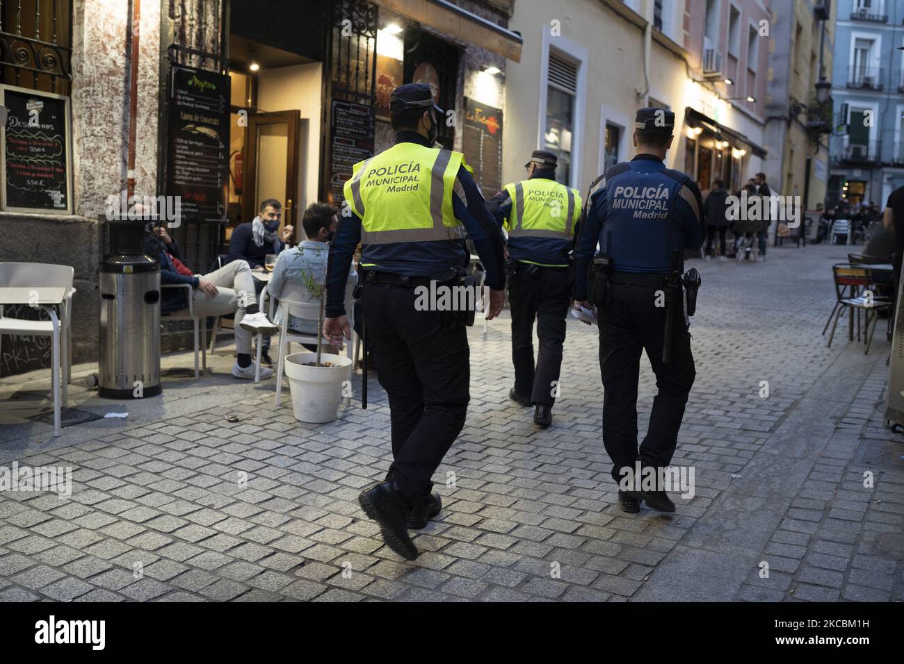 Die örtliche Polizei behindert das Auftreten der Coronavirus-Pandemie am 27. März 2021 in Madrid, Spanien. Während die Infektionszahlen von Covid-19 noch immer hoch sind, hat die spanische Hauptstadt Madrid seit Ende 2020 relativ lockere Einschränkungen mit offenen Bars und Restaurants. (Foto von Oscar Gonzalez/NurPhoto) Stockfoto