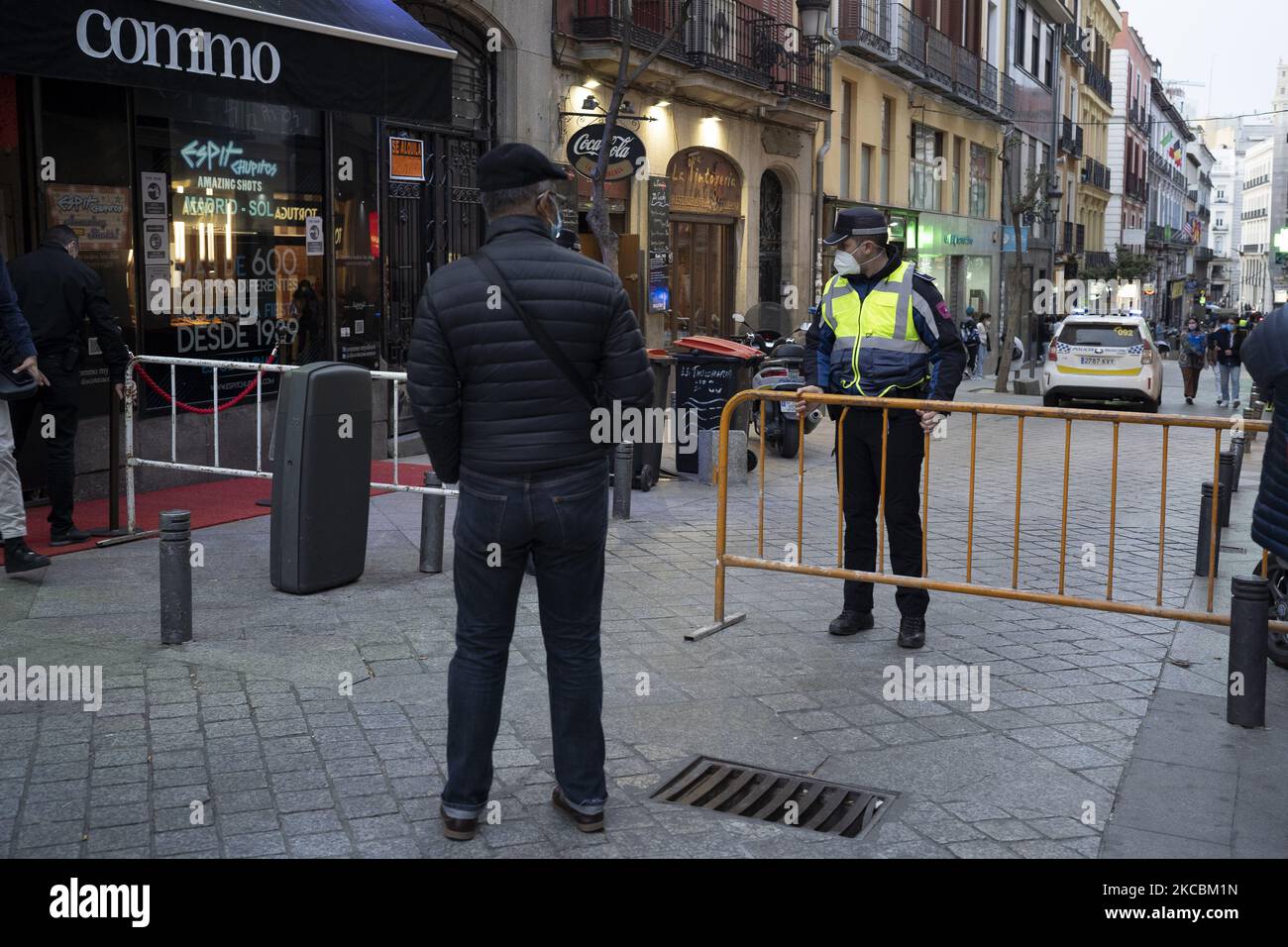 Die örtliche Polizei behindert das Auftreten der Coronavirus-Pandemie am 27. März 2021 in Madrid, Spanien. Während die Infektionszahlen von Covid-19 noch immer hoch sind, hat die spanische Hauptstadt Madrid seit Ende 2020 relativ lockere Einschränkungen mit offenen Bars und Restaurants. (Foto von Oscar Gonzalez/NurPhoto) Stockfoto