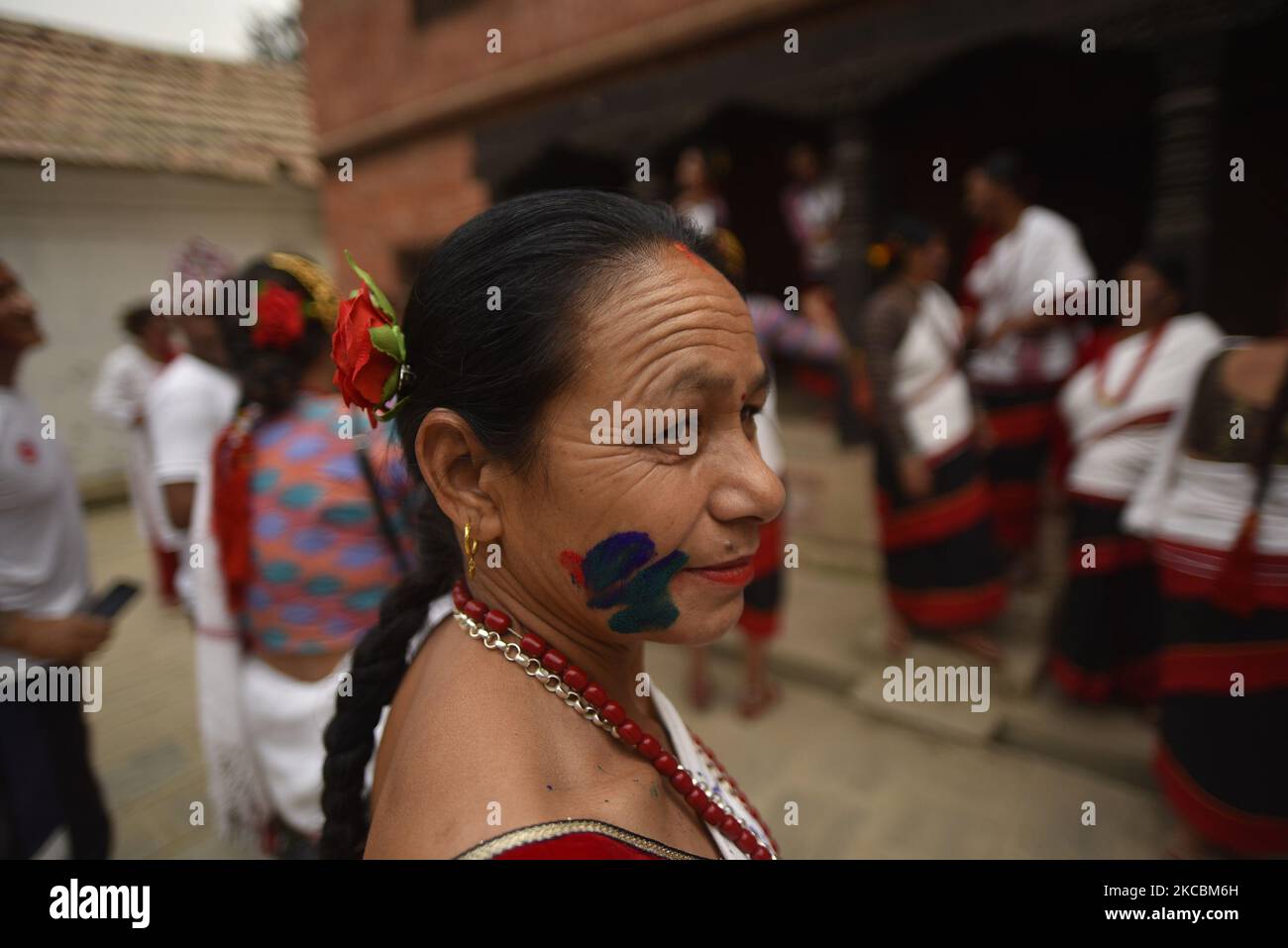 Eine Frau in traditioneller Kleidung schmierte buntes Pulver während der Holi- oder Fagu-Purnima-Feierlichkeiten, den Festivals der Farben in Kirtipur, Kathmandu, Nepal, am Sonntag, den 28. März 2021. Die Menschen feiern Holi in ganz Nepal sowie in Indien. (Foto von Narayan Maharjan/NurPhoto) Stockfoto