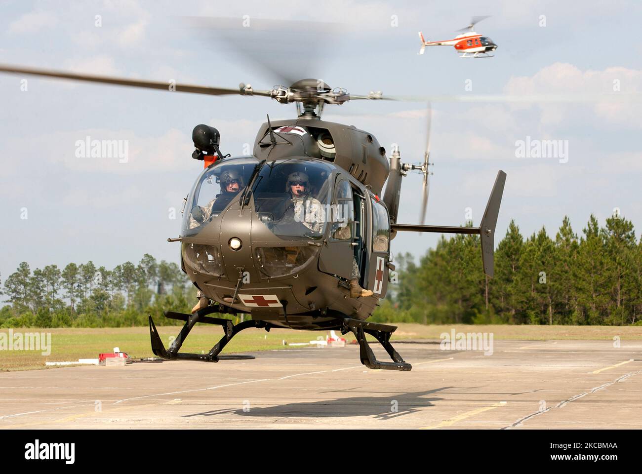 Ein UH-72A-Hubschrauber kommt in Florala, Alabama, an, um zu tanken. Stockfoto