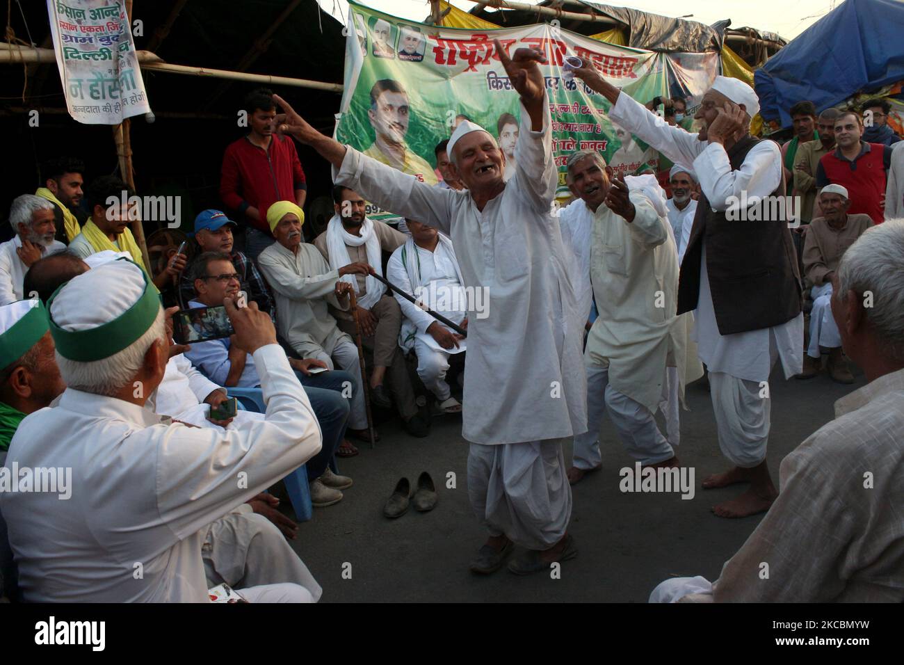 Während des anhaltenden Protestes gegen die jüngsten Agrarreformen am 28. März 2021 an der Grenze Delhi-Uttar Pradesh in der Nähe von Ghazipur, am Stadtrand von Neu-Delhi, Indien, tanzen Bauern und singen ein regionales Volkslied. (Foto von Mayank Makhija/NurPhoto) Stockfoto