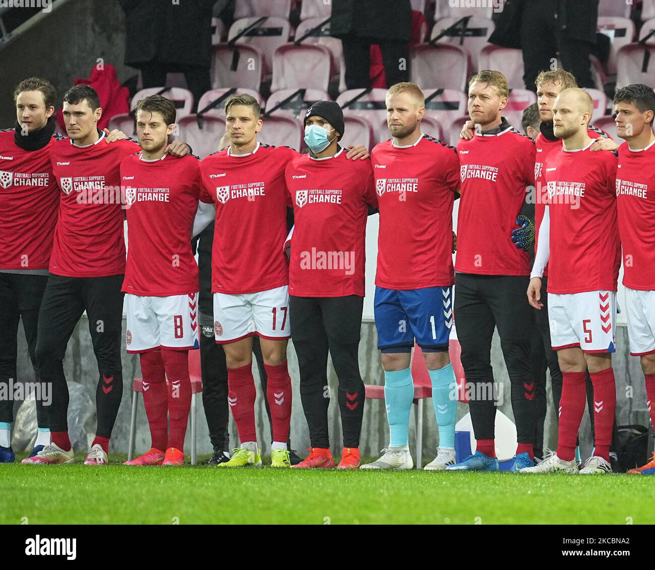 Das dänische Team trägt T-Shirts mit „Fußball unterstützt Veränderung“, ein Protest gegen Katar bezüglich der WM. Während des WM-Qualifikationsspiel zwischen Dänemark und Moldawien in der MCH Arena, Herning, Dänemark, am 28. März 2021. (Foto von Ulrik Pedersen/NurPhoto) Stockfoto