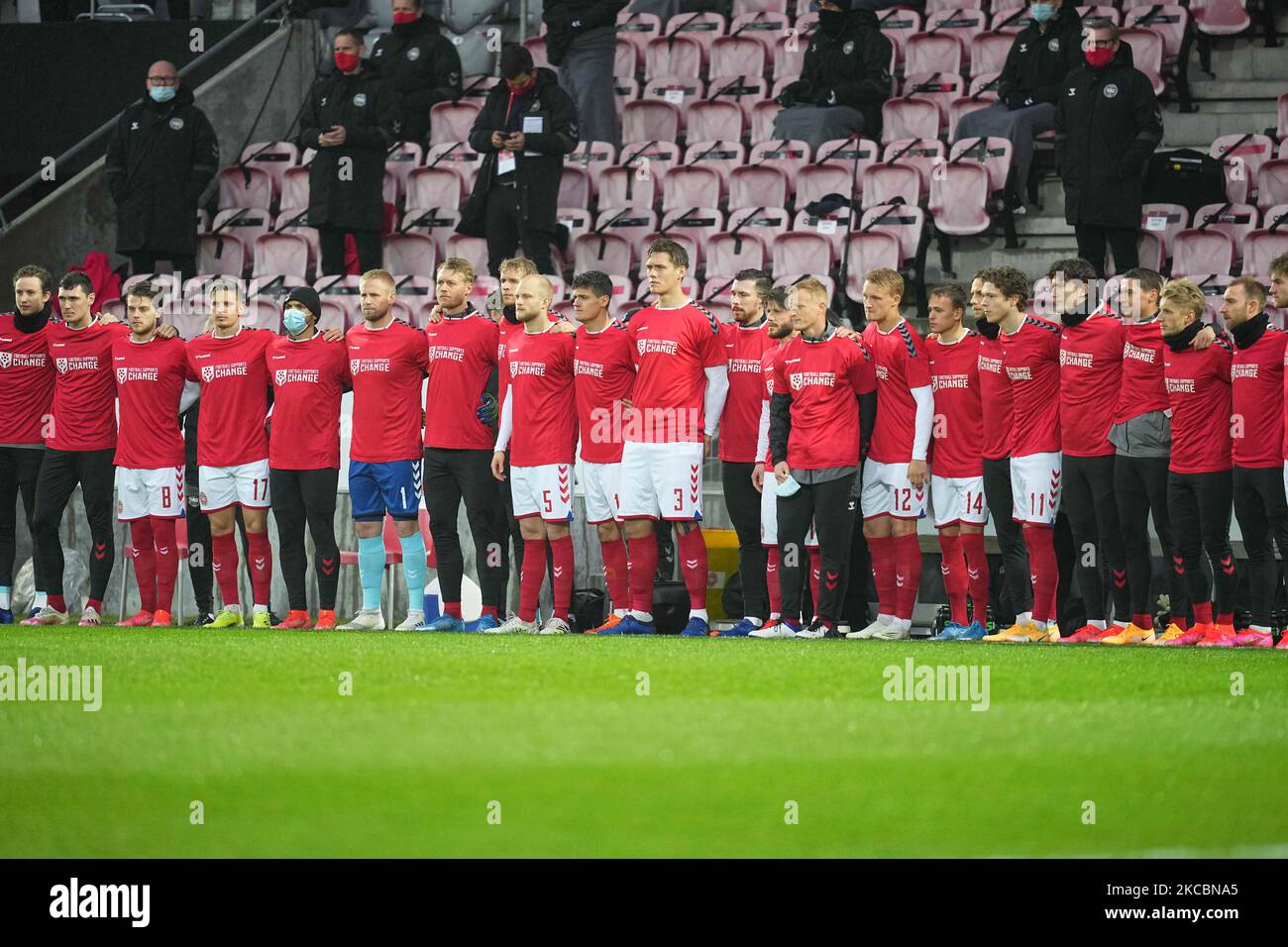 Das dänische Team trägt T-Shirts mit „Fußball unterstützt Veränderung“, ein Protest gegen Katar bezüglich der WM. Während des WM-Qualifikationsspiel zwischen Dänemark und Moldawien in der MCH Arena, Herning, Dänemark, am 28. März 2021. (Foto von Ulrik Pedersen/NurPhoto) Stockfoto