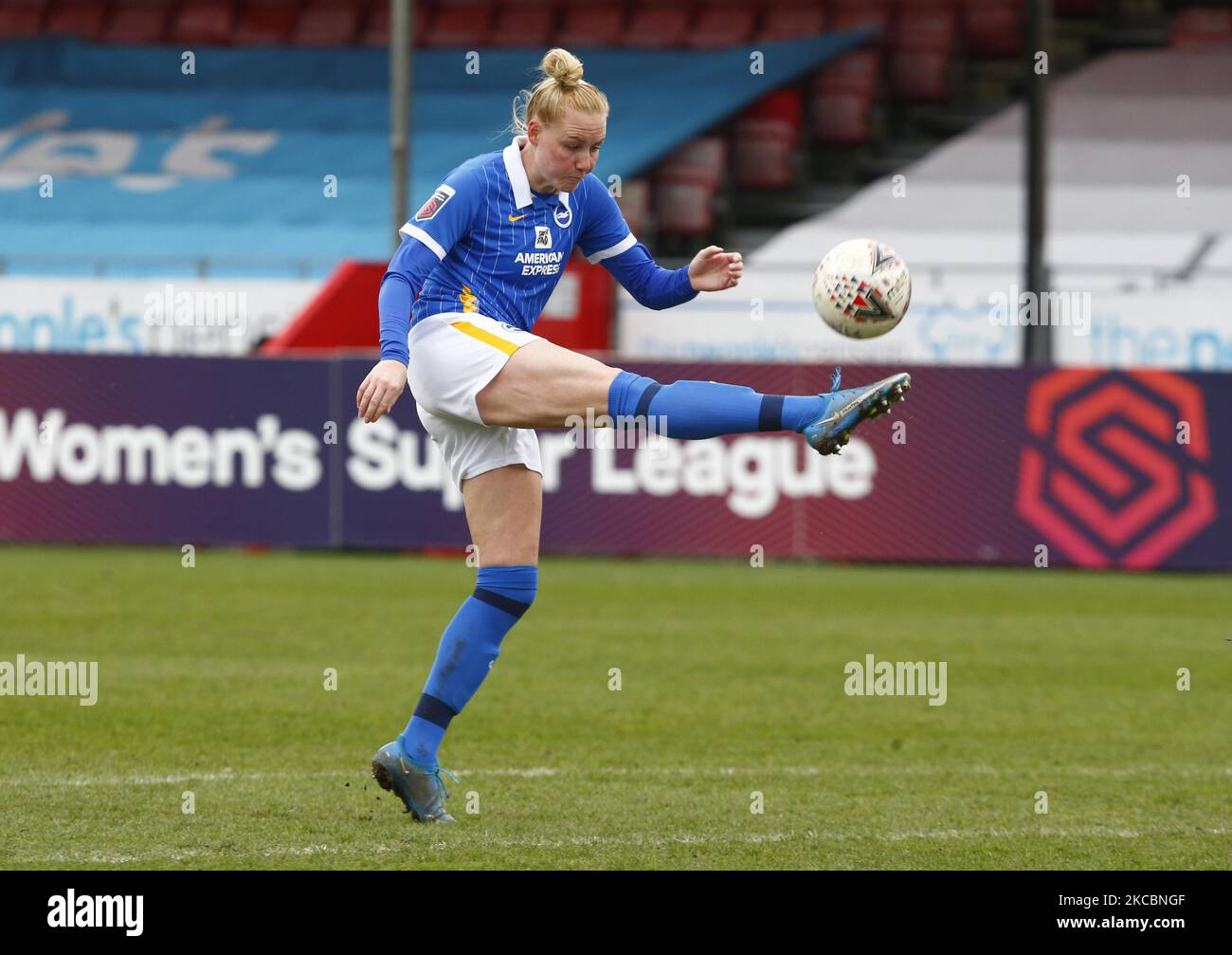 Während des Spiels der Barclays FA Women Super League zwischen Brighton und Hove Albion Women und Everton Women im People's Pension Stadium am 28. März 2021 in Crawley, England (Foto von Action Foto Sport/NurPhoto) Stockfoto