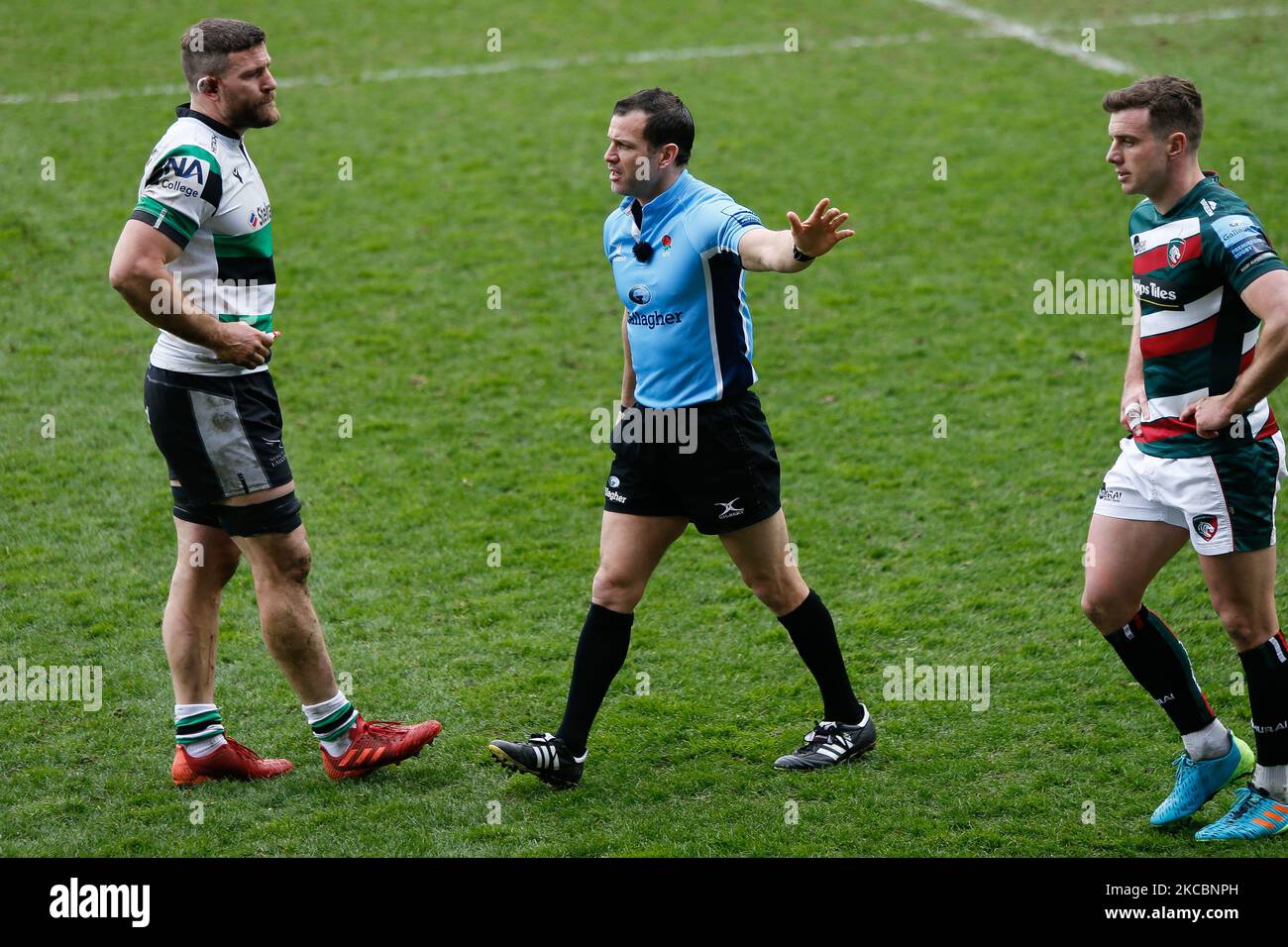 Schiedsrichter Karl Dickson versucht Mark Wilson während des Spiels der Gallagher Premiership zwischen Leicester Tigers und Newcastle Falcons am 28.. März 2021 in der Welford Road, Leicester, Engalnd, etwas zu erklären. (Foto von Chris Lishman/MI News/NurPhoto) Stockfoto