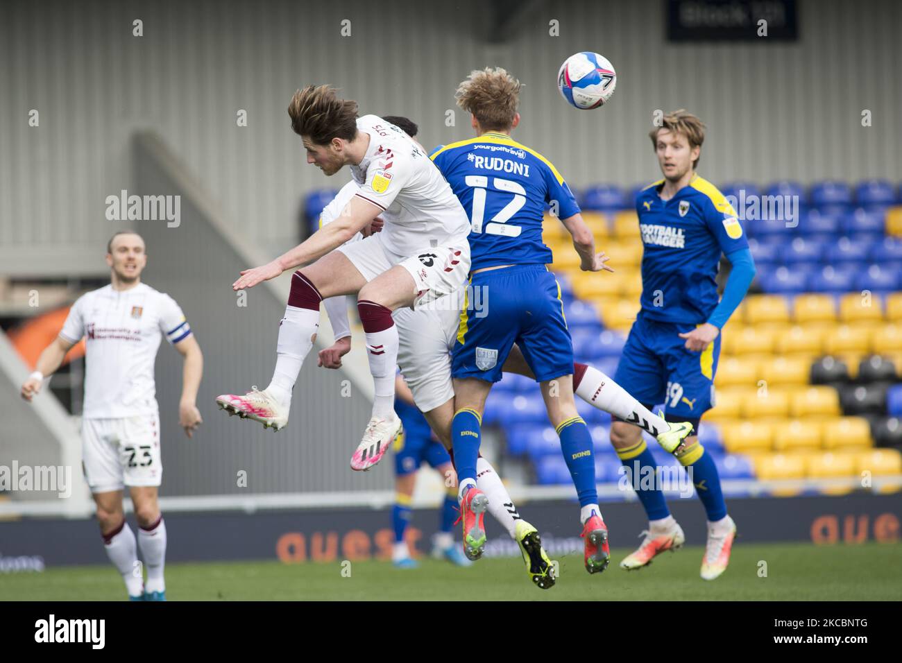 Fraser Horsfall von AFC Wimbledon und Jack Rudoni von AFC Wimbledon kämpfen während des Sky Bet League 1-Spiels zwischen AFC Wimbledon und Northampton Town am 27.. März 2021 in der Plough Lane, Wimbledon, England, um den Ball. (Foto von Federico Maranesi/MI News/NurPhoto) Stockfoto