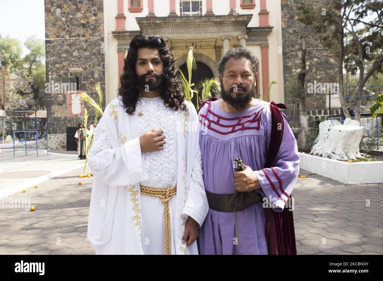 Rodrigo Neri, (L) nimmt an der Darstellung des Leidens Christi im Bezirk Iztapalapa von 178 Teil, die aufgrund der COVID-19-Pandemie hinter verschlossenen Türen begann. Der erste Tag, der die Ankunft Jesu in Jerusalem symbolisiert, wurde live vom Heiligtum des Senors de la Cuevita übertragen. Am 28. März 2021 in Mexiko-Stadt, Mexiko. (Foto von Cristian Leyva/NurPhoto) Stockfoto