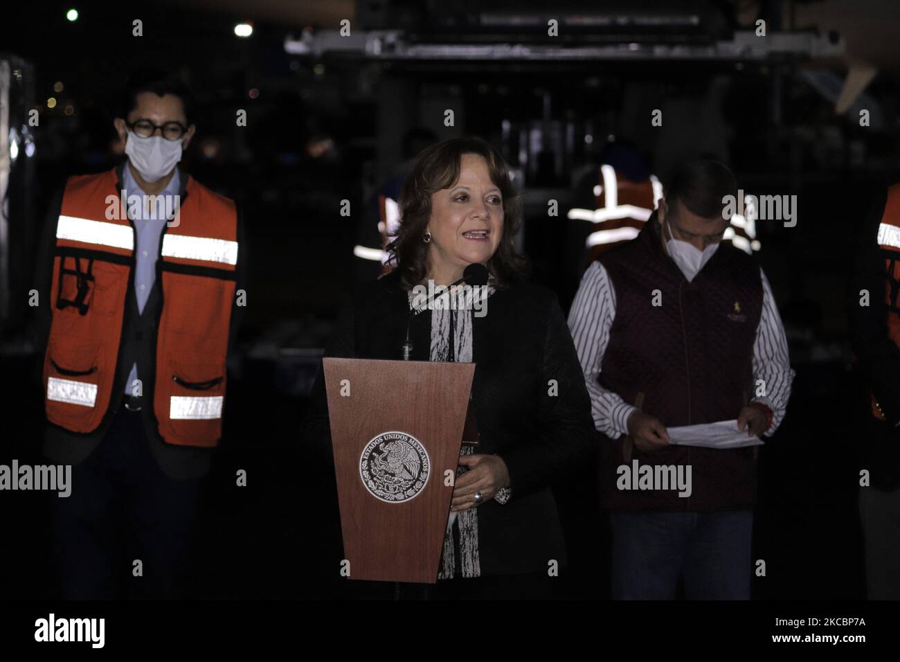 Martha Delgado, Unterstaatssekretärin für multilaterale Angelegenheiten und Menschenrechte des mexikanischen Außenministeriums, während des Empfangs von Impfstoffen gegen COVID-19 von AstraZeneca aus den Vereinigten Staaten, Das am internationalen Flughafen von Mexiko-Stadt angekommen ist und angewendet werden soll, um ältere Erwachsene in den Gemeinden Alvaro Obregón, Benito Juárez und Cuauhtémoc der Hauptstadt mit diesem biologischen Impfstoff zu immunisieren. Am 28. März 2021 in Mexiko-Stadt, Mexiko. (Foto von Gerardo Vieyra/NurPhoto) Stockfoto