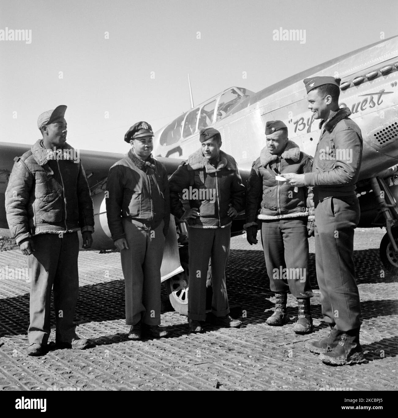 Colonel Benjamin Davis Jr. und andere Tuskegee-Flieger während des Zweiten Weltkriegs, 1945. Stockfoto