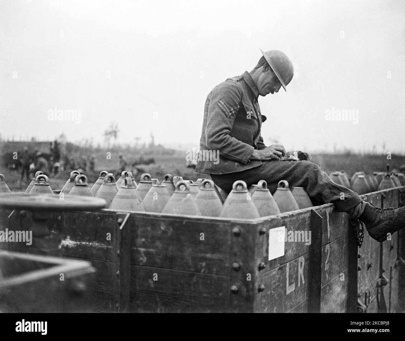 Ein britischer Soldat, der während des Ersten Weltkriegs 1917 eine Panzergarbe aufnahm. Stockfoto