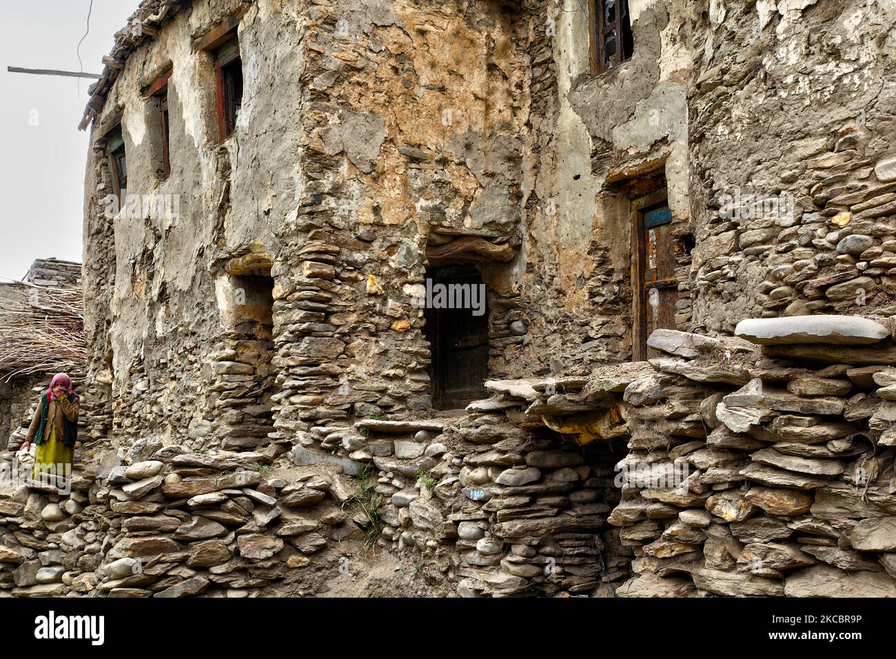 Alte muslimische Häuser, die hoch im Himalaya im Parkachik Village in Zanskar, Ladakh, Jammu und Kaschmir, Indien, mit Steinen erbaut wurden. (Foto von Creative Touch Imaging Ltd./NurPhoto) Stockfoto