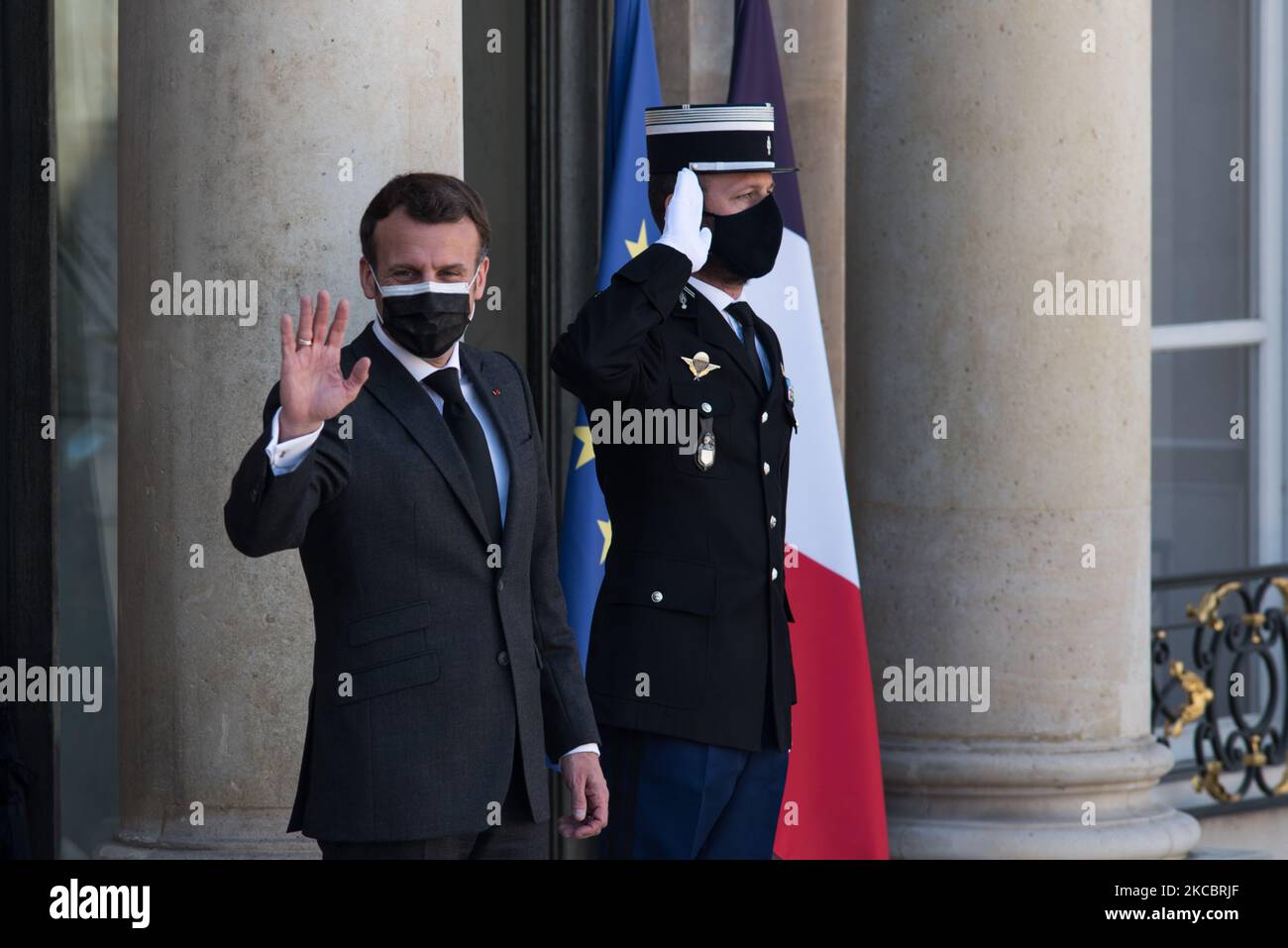 Der Präsident der Französischen Republik Emmanuel Macron erwartet die Ankunft von Nechirvan Barzani, Präsident der Autonomen Region Irakisch-Kurdistan, am 30. März 2021 im Elysée-Palast in Paris. (Foto von Andrea Savorani Neri/NurPhoto) Stockfoto