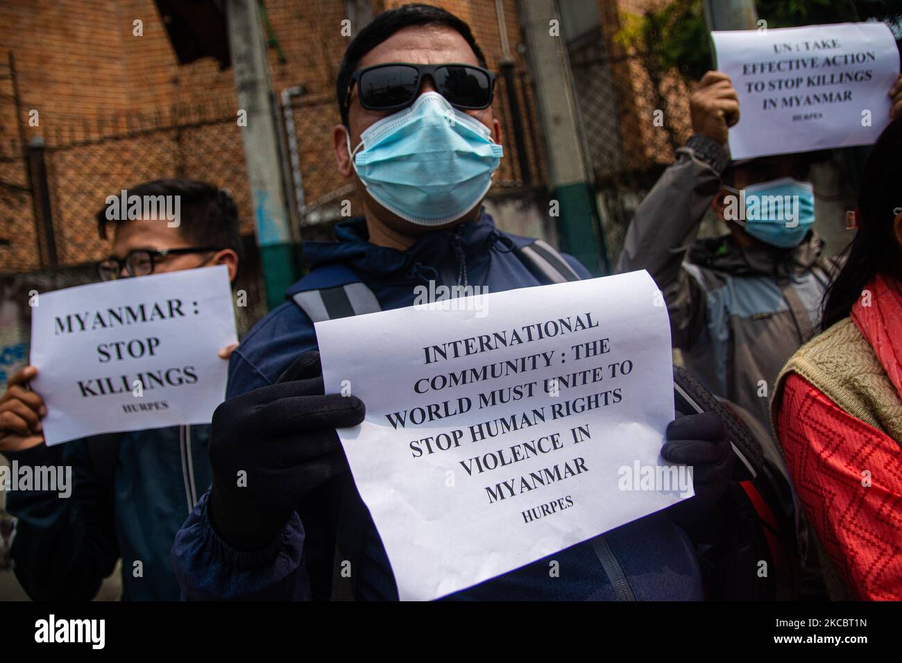 Aktivisten der Human Rights and Peace Society protestieren am Dienstag, den 30. März 2021, vor dem Haus der Vereinten Nationen in Pulchowk, Nepal, gegen den Militärputsch in Myanmar. (Foto von Rojan Shrestha/NurPhoto) Stockfoto