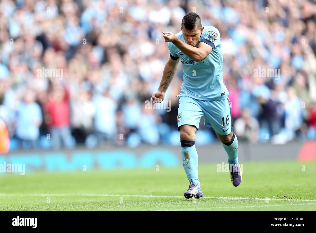 Sergio Aguero aus Manchester City während der Manchester City gegen Tottenham Hotspur Barclays Premier League. 18/10/2014 Sergio Agero von Manchester City feiert einen Strafstoß, um City während des Barclays Premier League-Spiels zwischen Manchester City und Tottenham Hotspur am Samstag, den 18. 2014. Oktober, im Etihad Stadium in Manchester eine Führung von 3-1 zu geben Media Image Ltd. FA Accredited. Premier League Lizenz Nr.: PL14/15/P4864. Football League Lizenz Nr.: FLGE14/15/P4864. Football Conference License No: PCONF 217/14 Tel. +44(0)7974 568 859.email andi@mediaimage.ltd.uk, 16 Bowness Avenue, Cheadle Hulme. S Stockfoto