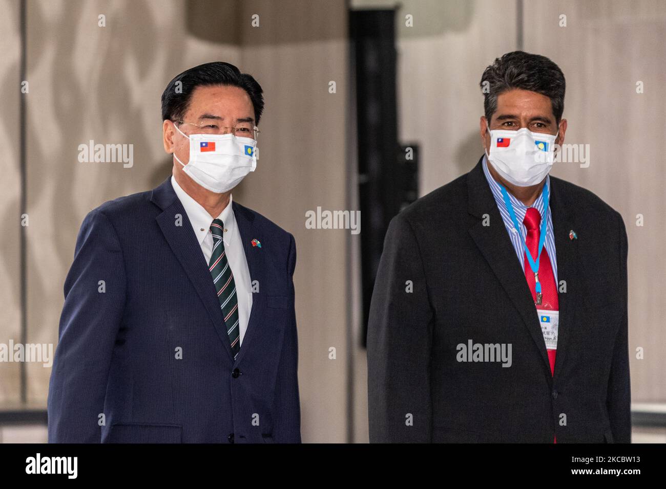 Der Präsident von Palau Surangel Whipps und der Außenminister der Republik China, Jaushieh Joseph Wu, kommen am 30. März 2021 zu einer Pressekonferenz im Regent Hotel Taipei an. (Foto von Jose Lopes Amaral/NurPhoto) Stockfoto