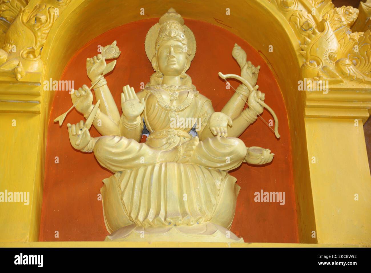 Figuren von Hindu-Gottheiten werden während des Wiederaufbaus des Keerimalai Naguleswaram Hindu-Tempels in Keerimalai, Sri Lanka, gesehen. Dieser Tempel wurde 1993 von der srilankischen Luftwaffe während des 26-jährigen Bürgerkrieges zwischen der srilankischen Armee und der LTTE (Liberation Tigers of Tamil Eelam) bombardiert. Die Vereinten Nationen schätzen, dass während des Krieges etwa 40.000 Menschen getötet wurden. Der Tempel wird nun restauriert. (Foto von Creative Touch Imaging Ltd./NurPhoto) Stockfoto