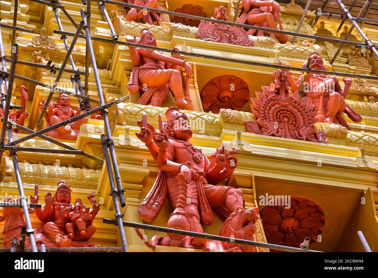 Wiederaufbau des Raja Gopuram am Keerimalai Naguleswaram Hindu Tempel in Keerimalai, Sri Lanka. Dieser Tempel wurde 1993 von der srilankischen Luftwaffe während des 26-jährigen Bürgerkrieges zwischen der srilankischen Armee und der LTTE (Liberation Tigers of Tamil Eelam) bombardiert. Die Vereinten Nationen schätzen, dass während des Krieges etwa 40.000 Menschen getötet wurden. Der Tempel wird nun restauriert. (Foto von Creative Touch Imaging Ltd./NurPhoto) Stockfoto
