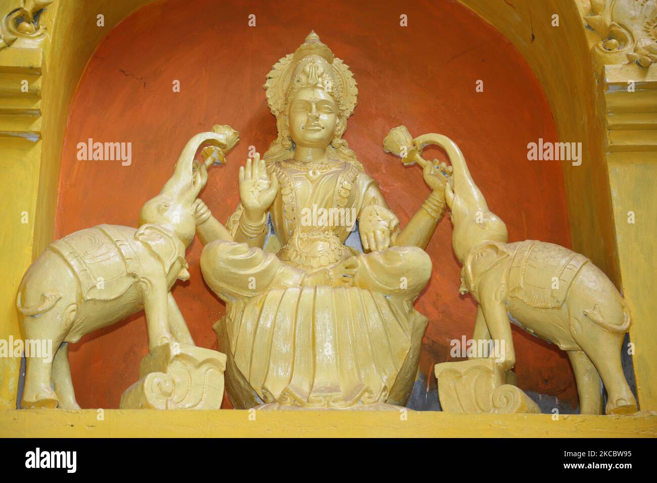 Figuren von Hindu-Gottheiten werden während des Wiederaufbaus des Keerimalai Naguleswaram Hindu-Tempels in Keerimalai, Sri Lanka, gesehen. Dieser Tempel wurde 1993 von der srilankischen Luftwaffe während des 26-jährigen Bürgerkrieges zwischen der srilankischen Armee und der LTTE (Liberation Tigers of Tamil Eelam) bombardiert. Die Vereinten Nationen schätzen, dass während des Krieges etwa 40.000 Menschen getötet wurden. Der Tempel wird nun restauriert. (Foto von Creative Touch Imaging Ltd./NurPhoto) Stockfoto