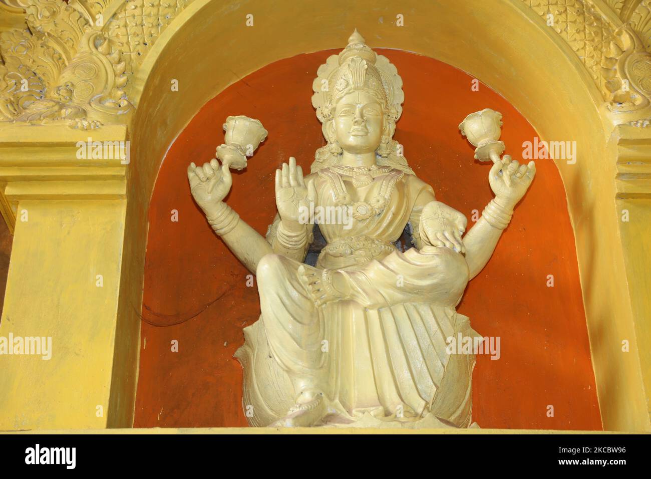 Figuren von Hindu-Gottheiten werden während des Wiederaufbaus des Keerimalai Naguleswaram Hindu-Tempels in Keerimalai, Sri Lanka, gesehen. Dieser Tempel wurde 1993 von der srilankischen Luftwaffe während des 26-jährigen Bürgerkrieges zwischen der srilankischen Armee und der LTTE (Liberation Tigers of Tamil Eelam) bombardiert. Die Vereinten Nationen schätzen, dass während des Krieges etwa 40.000 Menschen getötet wurden. Der Tempel wird nun restauriert. (Foto von Creative Touch Imaging Ltd./NurPhoto) Stockfoto
