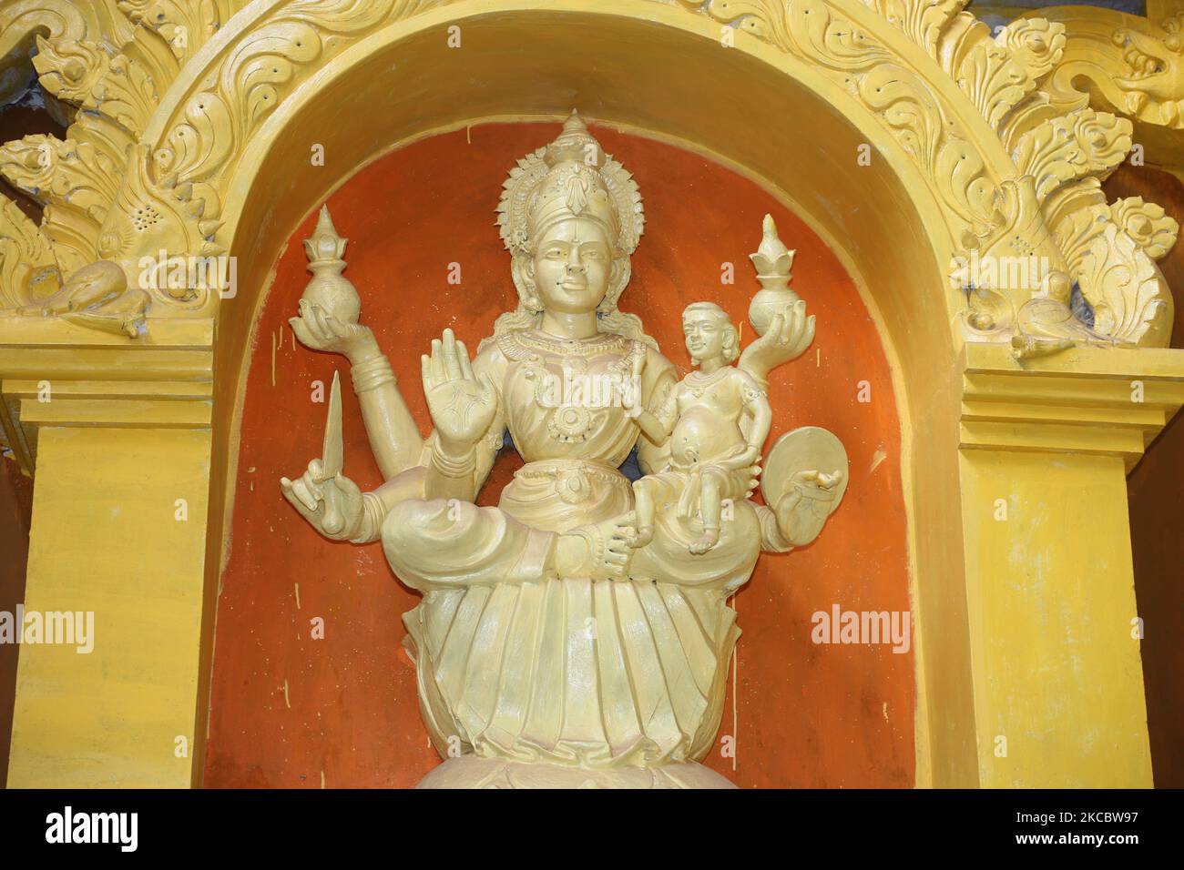 Figuren von Hindu-Gottheiten werden während des Wiederaufbaus des Keerimalai Naguleswaram Hindu-Tempels in Keerimalai, Sri Lanka, gesehen. Dieser Tempel wurde 1993 von der srilankischen Luftwaffe während des 26-jährigen Bürgerkrieges zwischen der srilankischen Armee und der LTTE (Liberation Tigers of Tamil Eelam) bombardiert. Die Vereinten Nationen schätzen, dass während des Krieges etwa 40.000 Menschen getötet wurden. Der Tempel wird nun restauriert. (Foto von Creative Touch Imaging Ltd./NurPhoto) Stockfoto