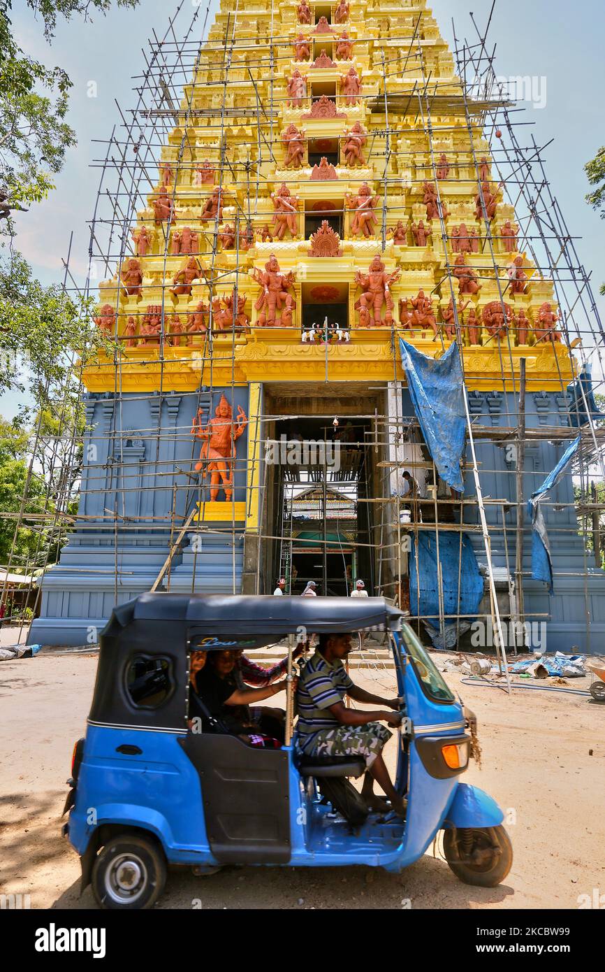 Arbeiter vollenden den Wiederaufbau des Raja Gopuram am Keerimalai Naguleswaram Hindu-Tempel in Keerimalai, Sri Lanka. Dieser Tempel wurde 1993 von der srilankischen Luftwaffe während des 26-jährigen Bürgerkrieges zwischen der srilankischen Armee und der LTTE (Liberation Tigers of Tamil Eelam) bombardiert. Die Vereinten Nationen schätzen, dass während des Krieges etwa 40.000 Menschen getötet wurden. Der Tempel wird nun restauriert. (Foto von Creative Touch Imaging Ltd./NurPhoto) Stockfoto