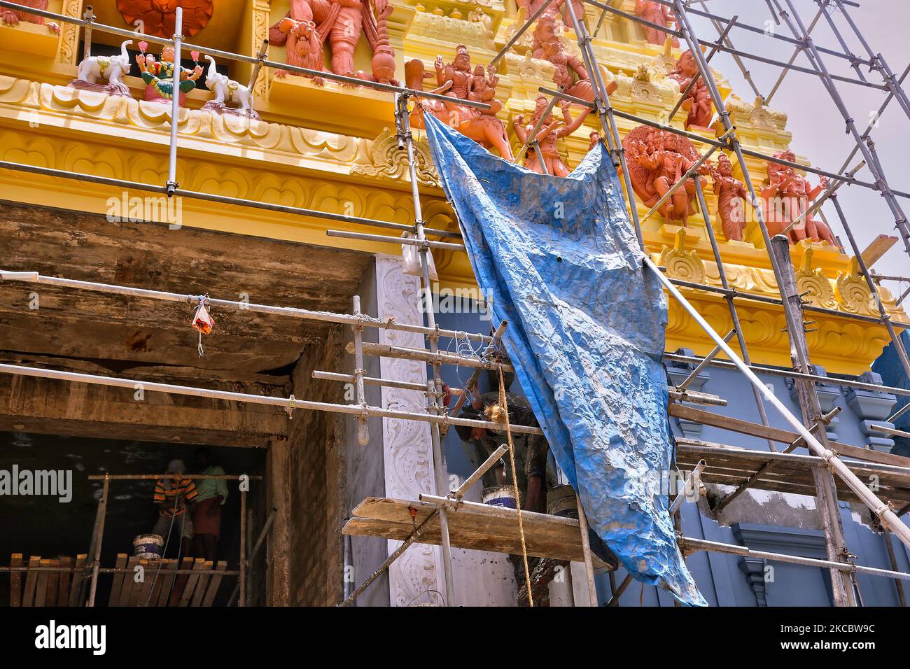 Wiederaufbau des Raja Gopuram am Keerimalai Naguleswaram Hindu Tempel in Keerimalai, Sri Lanka. Dieser Tempel wurde 1993 von der srilankischen Luftwaffe während des 26-jährigen Bürgerkrieges zwischen der srilankischen Armee und der LTTE (Liberation Tigers of Tamil Eelam) bombardiert. Die Vereinten Nationen schätzen, dass während des Krieges etwa 40.000 Menschen getötet wurden. Der Tempel wird nun restauriert. (Foto von Creative Touch Imaging Ltd./NurPhoto) Stockfoto