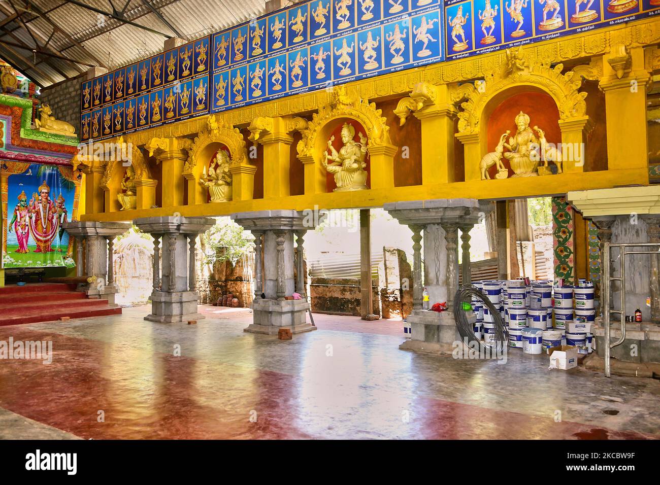 Wiederaufbau des Keerimalai Naguleswaram Hindu-Tempels in Keerimalai, Sri Lanka. Dieser Tempel wurde 1993 von der srilankischen Luftwaffe während des 26-jährigen Bürgerkrieges zwischen der srilankischen Armee und der LTTE (Liberation Tigers of Tamil Eelam) bombardiert. Die Vereinten Nationen schätzen, dass während des Krieges etwa 40.000 Menschen getötet wurden. Der Tempel wird nun restauriert. (Foto von Creative Touch Imaging Ltd./NurPhoto) Stockfoto