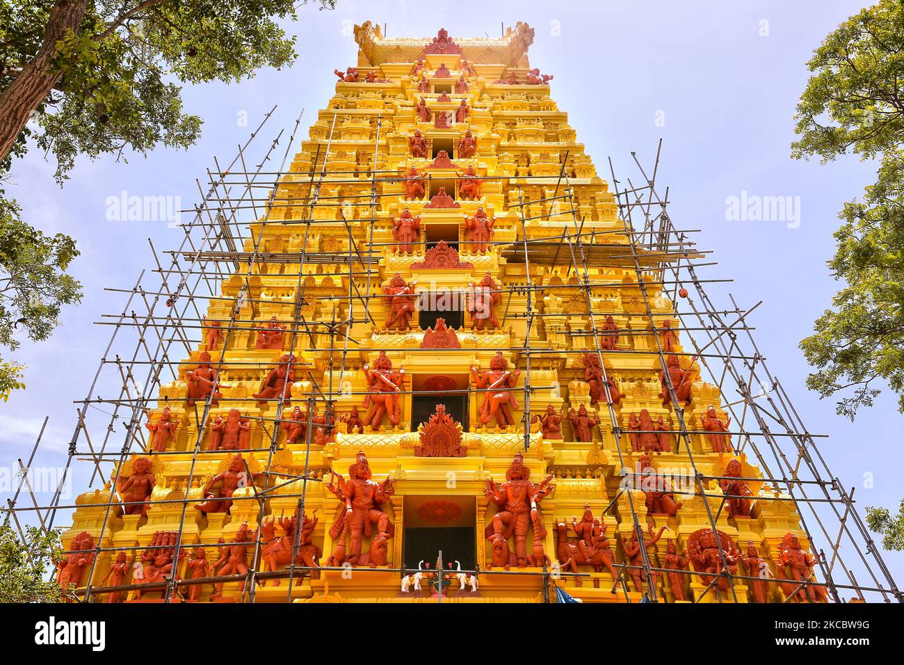 Wiederaufbau des Raja Gopuram am Keerimalai Naguleswaram Hindu Tempel in Keerimalai, Sri Lanka. Dieser Tempel wurde 1993 von der srilankischen Luftwaffe während des 26-jährigen Bürgerkrieges zwischen der srilankischen Armee und der LTTE (Liberation Tigers of Tamil Eelam) bombardiert. Die Vereinten Nationen schätzen, dass während des Krieges etwa 40.000 Menschen getötet wurden. Der Tempel wird nun restauriert. (Foto von Creative Touch Imaging Ltd./NurPhoto) Stockfoto
