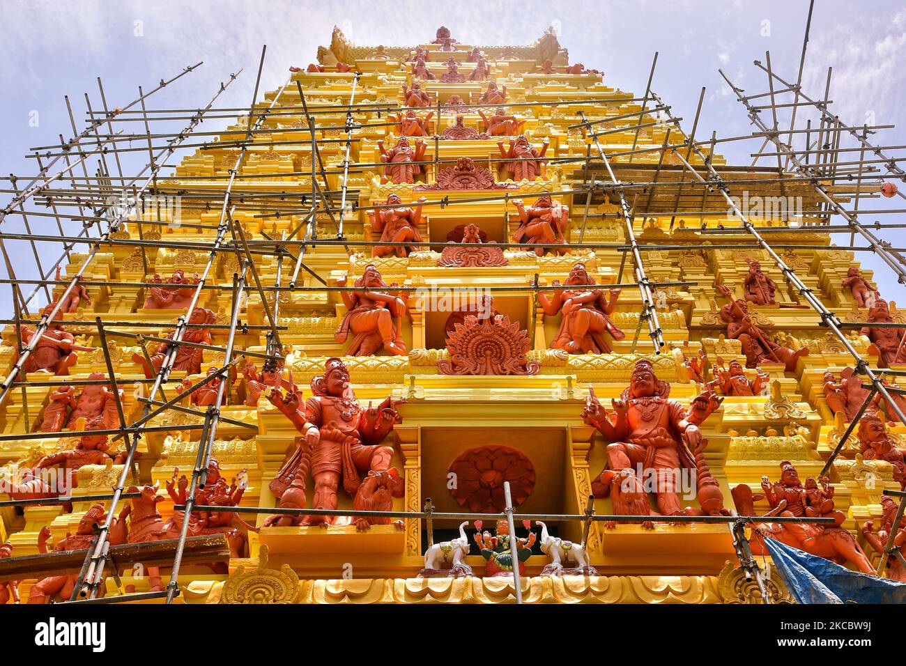Wiederaufbau des Raja Gopuram am Keerimalai Naguleswaram Hindu Tempel in Keerimalai, Sri Lanka. Dieser Tempel wurde 1993 von der srilankischen Luftwaffe während des 26-jährigen Bürgerkrieges zwischen der srilankischen Armee und der LTTE (Liberation Tigers of Tamil Eelam) bombardiert. Die Vereinten Nationen schätzen, dass während des Krieges etwa 40.000 Menschen getötet wurden. Der Tempel wird nun restauriert. (Foto von Creative Touch Imaging Ltd./NurPhoto) Stockfoto