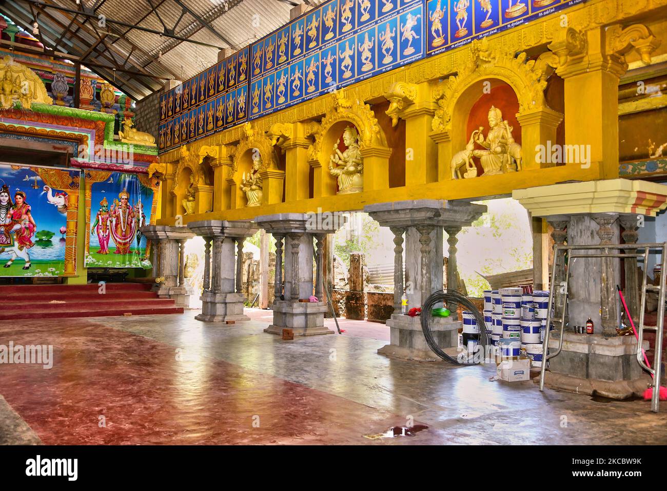Wiederaufbau des Keerimalai Naguleswaram Hindu-Tempels in Keerimalai, Sri Lanka. Dieser Tempel wurde 1993 von der srilankischen Luftwaffe während des 26-jährigen Bürgerkrieges zwischen der srilankischen Armee und der LTTE (Liberation Tigers of Tamil Eelam) bombardiert. Die Vereinten Nationen schätzen, dass während des Krieges etwa 40.000 Menschen getötet wurden. Der Tempel wird nun restauriert. (Foto von Creative Touch Imaging Ltd./NurPhoto) Stockfoto