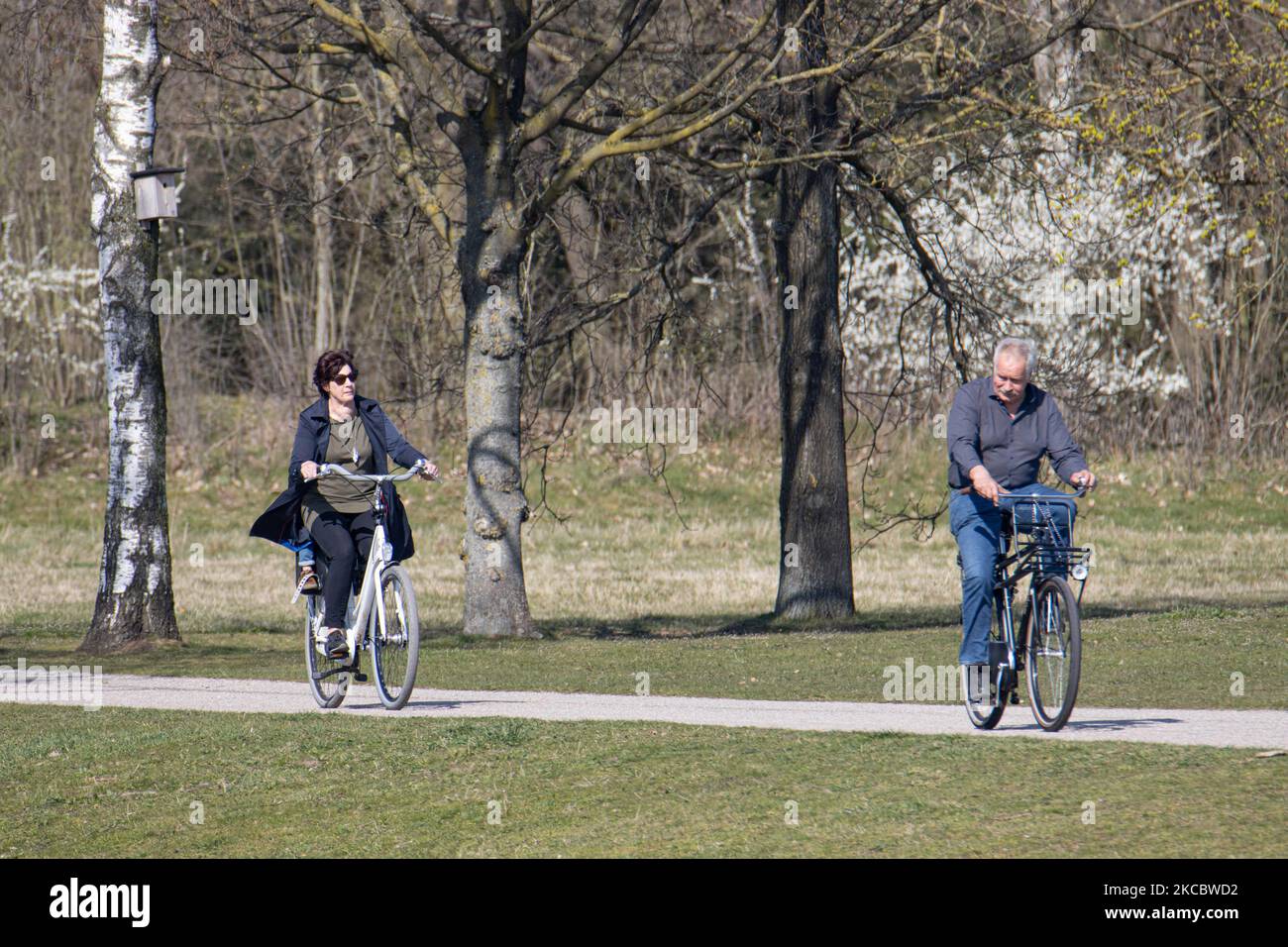 Sonnige Wettertage mit hohen Temperaturen, etwa 25 Grad Celsius während der Frühjahrssaison, führen die Niederländer dazu, die Sonne im Freien zu genießen. Das tägliche Leben aus den Häusern und die Covid-19 Coronavirus-Pandemie Maßnahmen und Regeln, während die Menschen gesehen werden Radfahren, Wandern ihre Hunde, Lesen, Entspannen, mit einem Pic nic, Sonnenbaden, Wandern im Park oder in einem Boot, sogar die Flugzeuge am Flughafen beobachten. Eindhoven, Niederlande am 31. März 2021 (Foto von Nicolas Economou/NurPhoto) Stockfoto