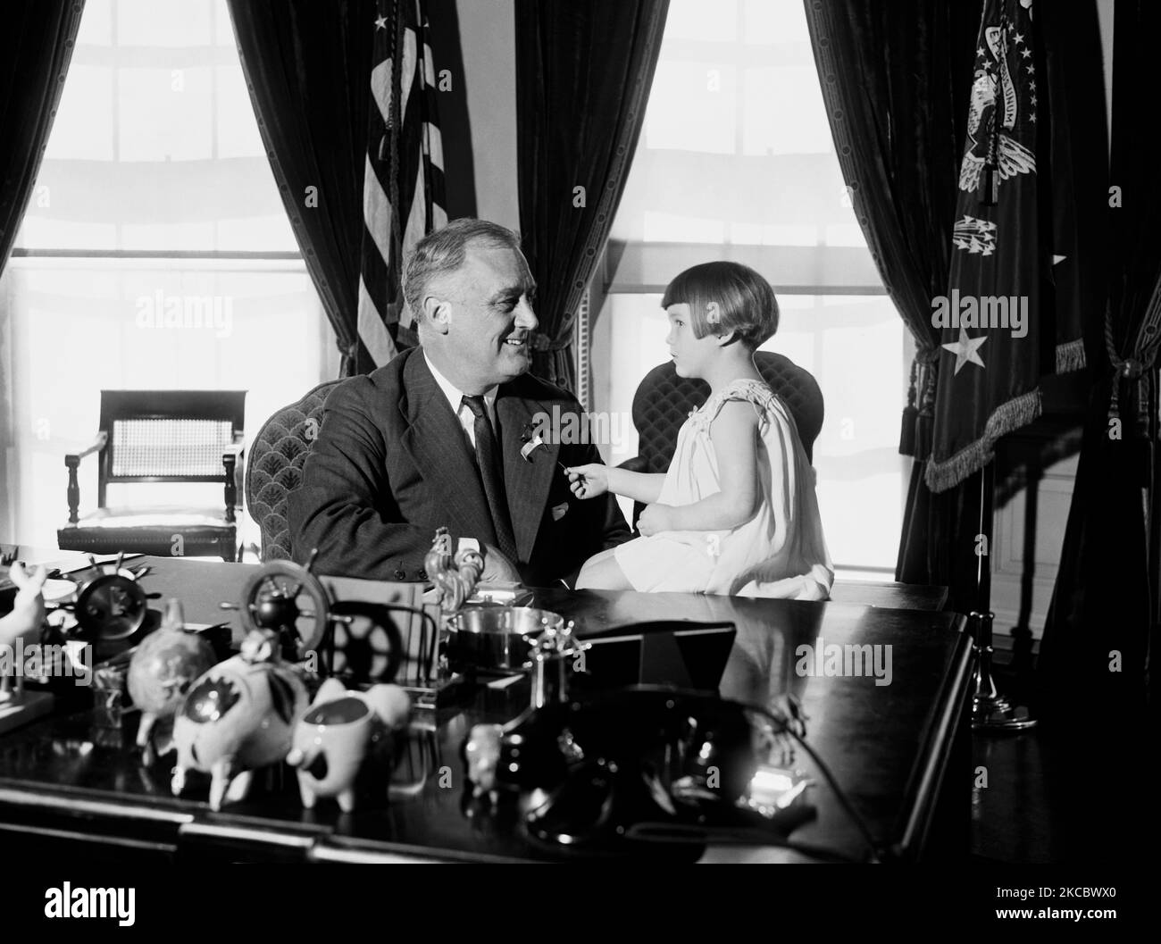 Präsident Franklin Roosevelt erhält von einem jungen Mädchen, 1937, einen Kumpel. Stockfoto