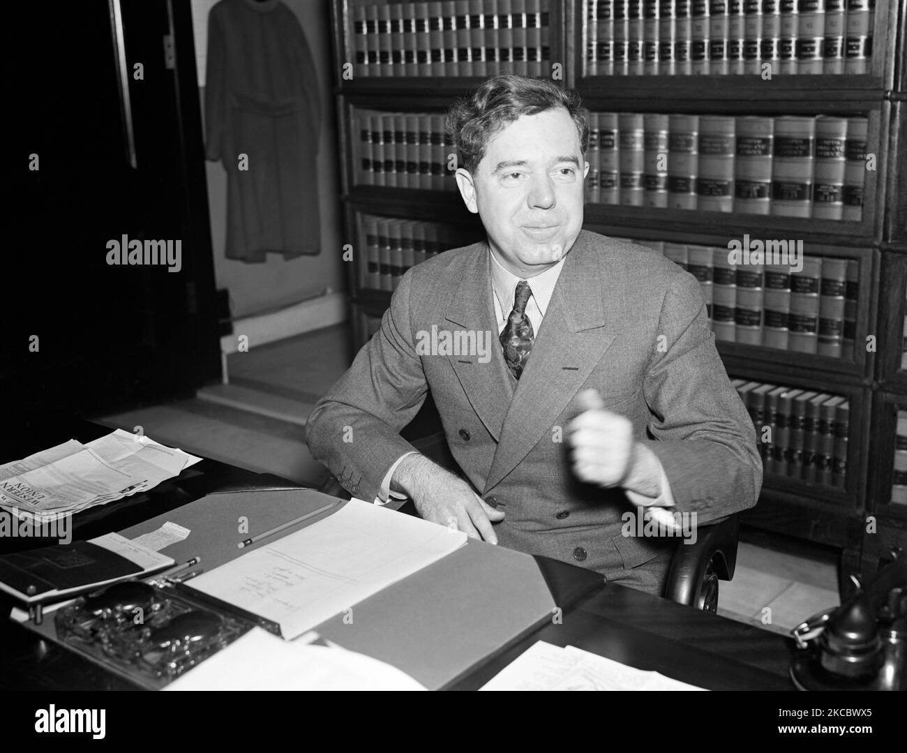 Der amerikanische Politiker Huey Pierce Long Jr. an seinem Schreibtisch. Stockfoto