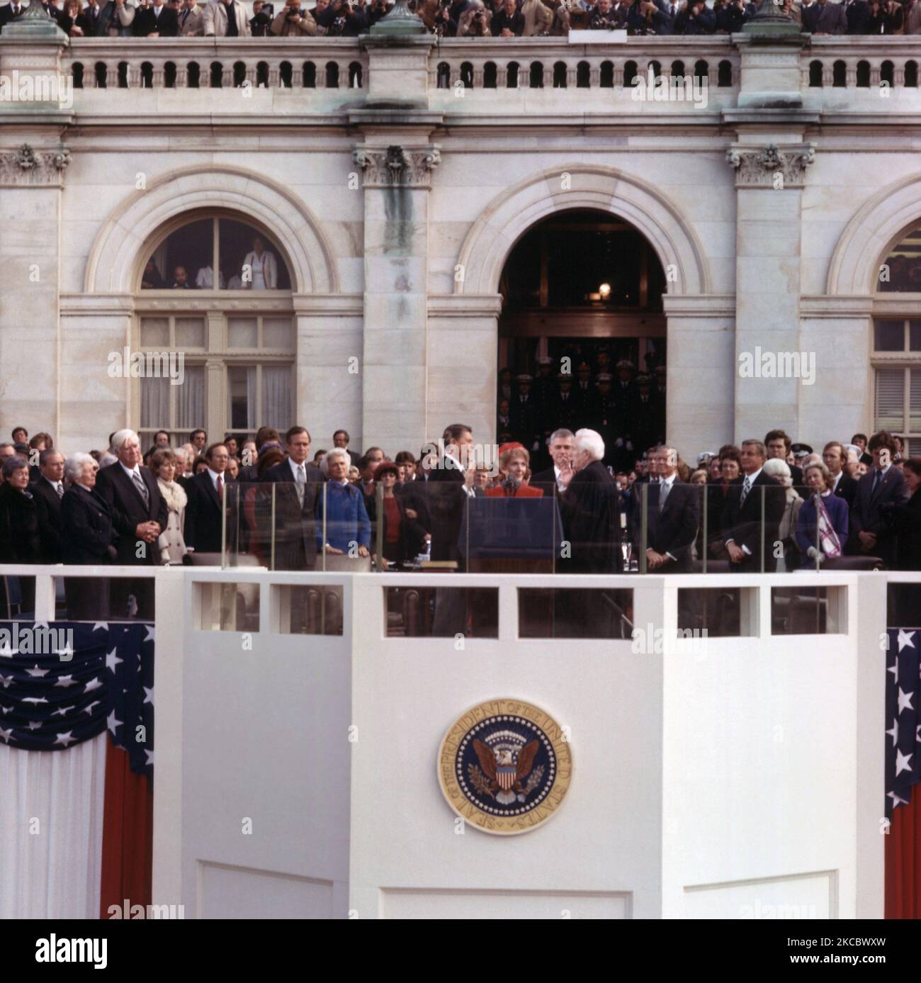 Präsident Ronald Reagan, der vor dem US-Kapitolgebäude den Amtseid ablegte. Stockfoto