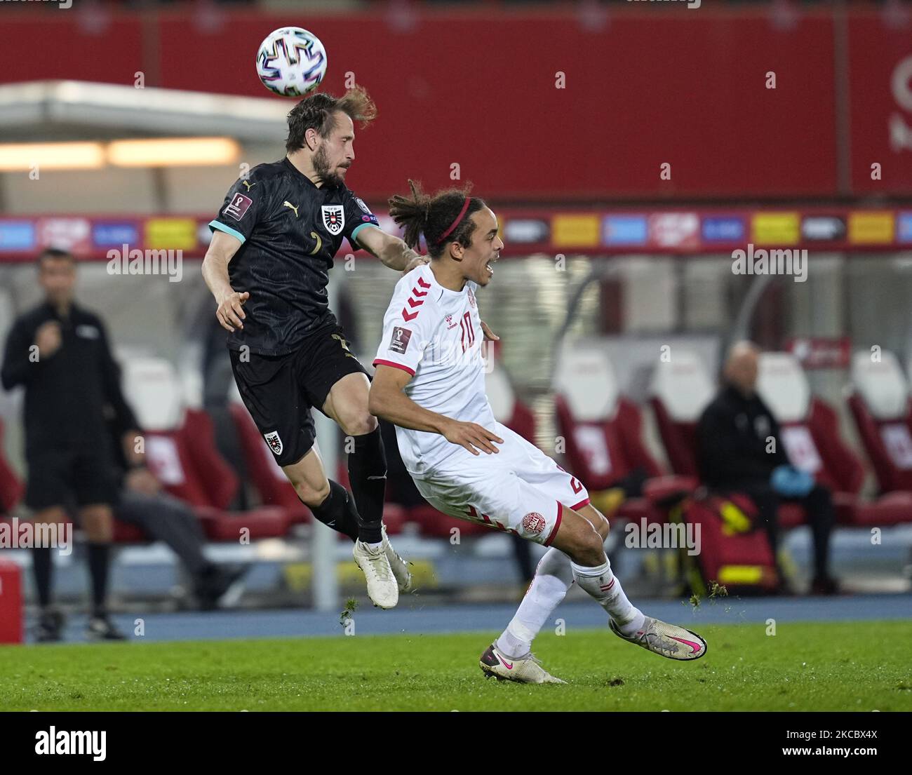 Yussuf Poulsen aus Dänemark und Andreas Ulmer aus Österreich beim WM-Qualifikationsspiel zwischen Österreich und Dänemark am 31. März 2021 im Ernst-Happel-Stadion in Wien, Österreich. (Foto von Ulrik Pedersen/NurPhoto) Stockfoto