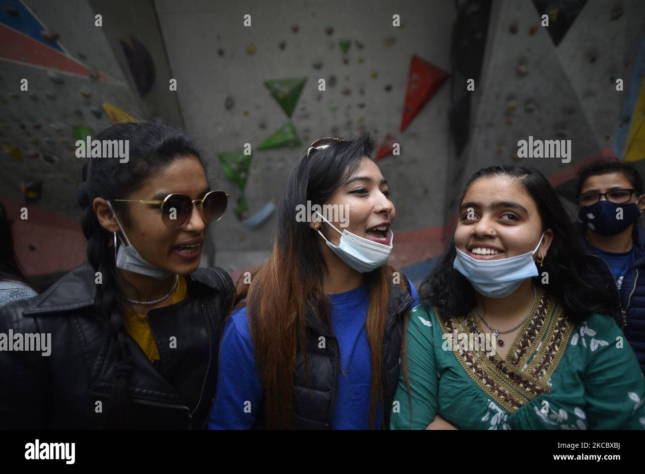 Sehbehinderte Mädchen kommen am Mittwoch, den 31. März 2021, an, um die Wand in Astrek Climbing Wall in Thamel, Kathmandu, Nepal zu erklimmen. Das erste Wandklettern in Nepal wird von Blind Rocks in Zusammenarbeit mit Astrek Climbing Wall organisiert. (Foto von Narayan Maharjan/NurPhoto) Stockfoto