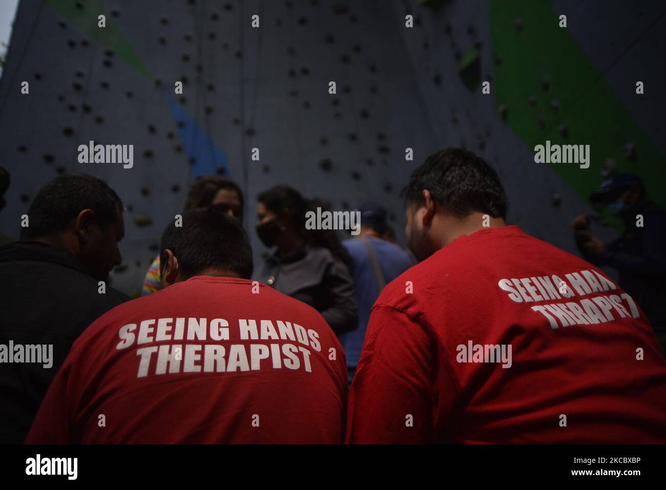 Sehbehinderte Menschen versuchen am Mittwoch, 31. März 2021, in Astrek eine Wand zu erklimmen Kletterwand in Thamel, Kathmandu, Nepal. Das erste Wandklettern in Nepal wird von Blind Rocks in Zusammenarbeit mit Astrek Climbing Wall organisiert. (Foto von Narayan Maharjan/NurPhoto) Stockfoto