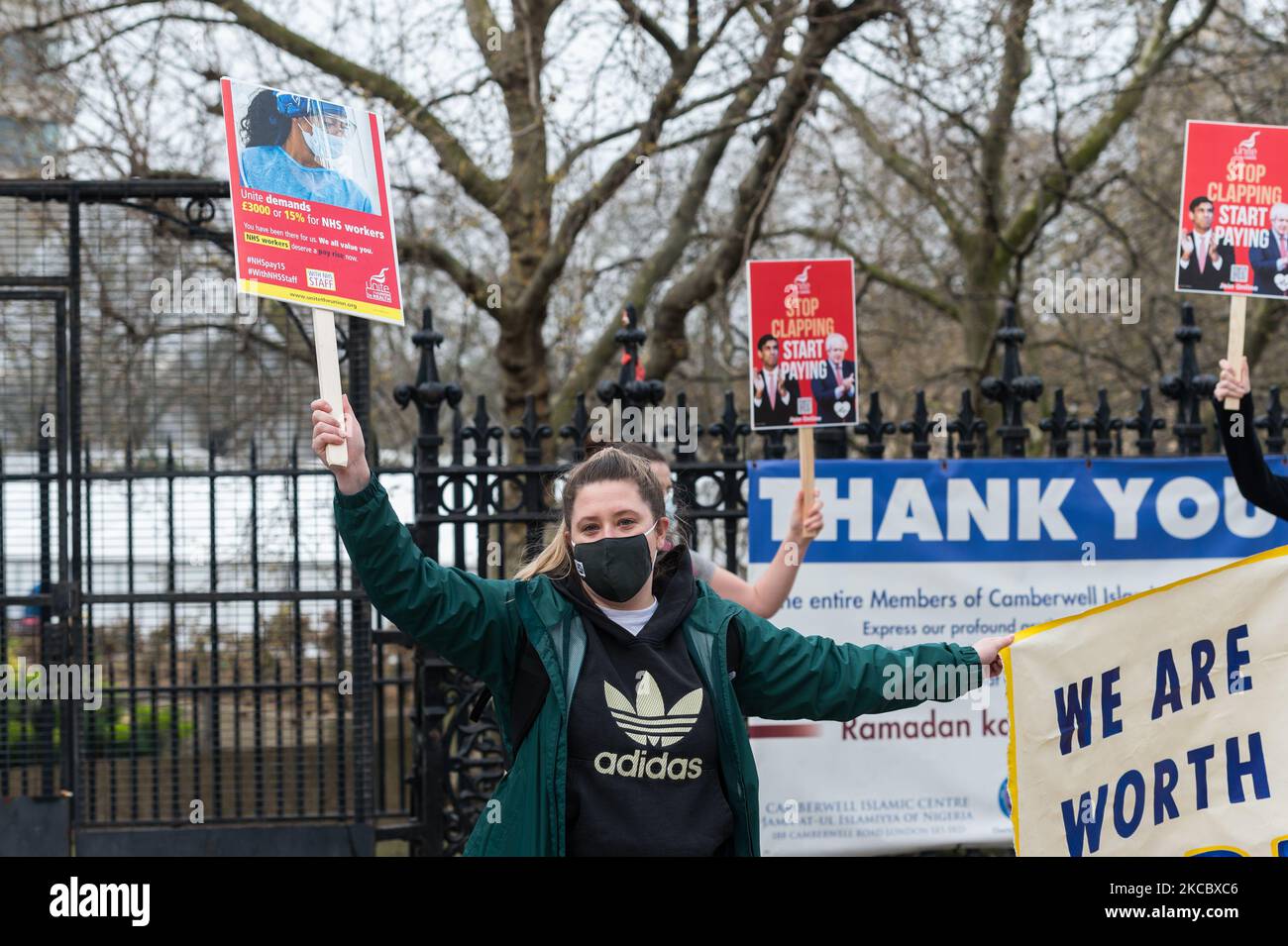 LONDON, GROSSBRITANNIEN - 01. APRIL 2021: NHS-Mitarbeiter protestieren am 01. April 2021 vor dem St. Thomas' Hospital im Zentrum von London, um von der Regierung eine Gehaltserhöhung von 15 % zu fordern. Das Ministerium für Gesundheit und soziale Betreuung hat empfohlen, dass die Beschäftigten des Gesundheitswesens in England in diesem Jahr trotz des beispiellosen Drucks, den die Gesundheitsfachkräfte während der Coronavirus-Pandemie ausübten, eine Gehaltserhöhung von 1 % erhalten sollten. (Foto von Wiktor Szymanowicz/NurPhoto) Stockfoto