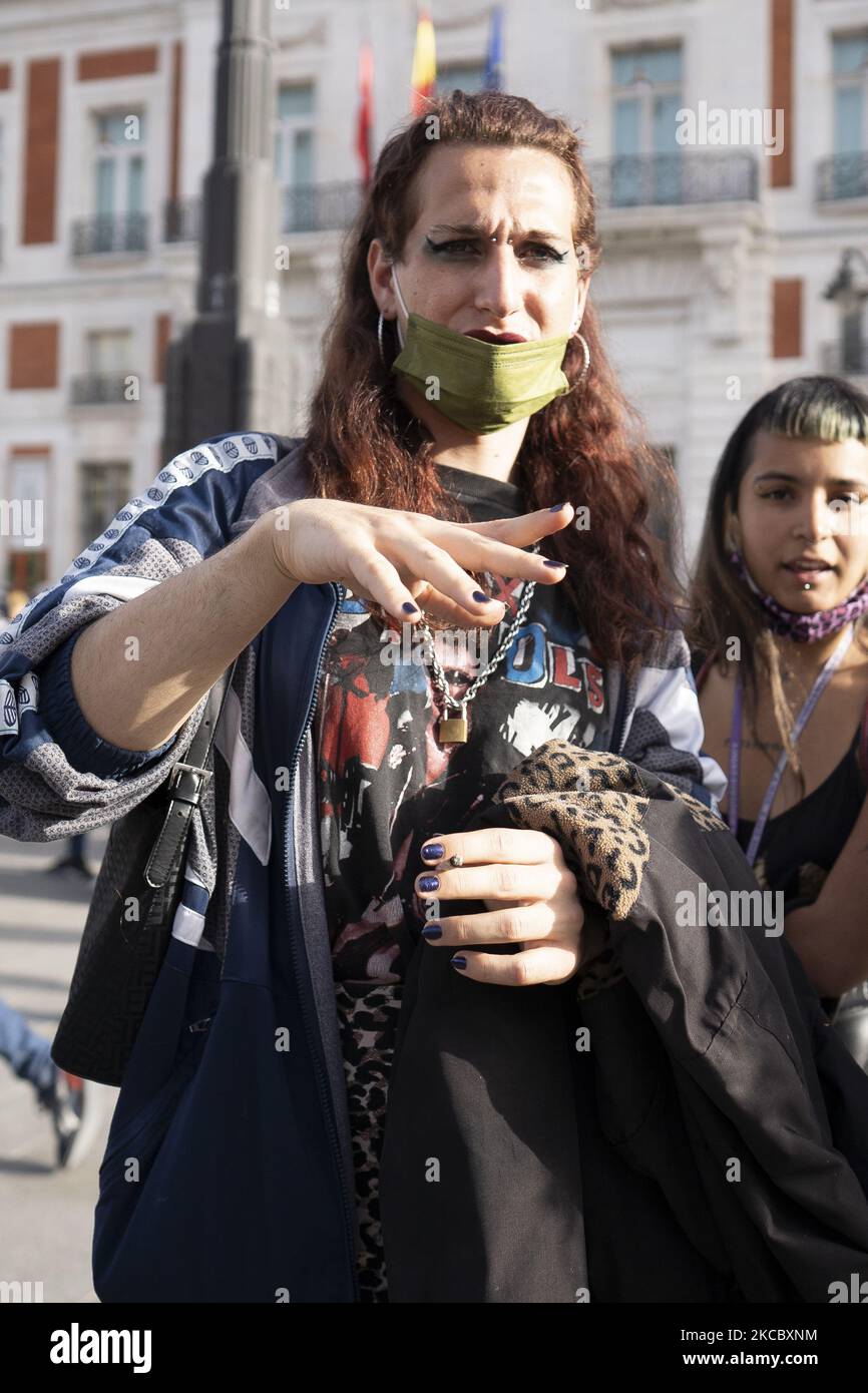 Aktivisten trans während einer Kundgebung am Internationalen Transgender Tag der Sichtbarkeit am 31. März 2021 auf der Plaza del Sol in Madrid, Spanien. Der Internationale Transgender Day of Visibility feiert die Transgender-Gemeinschaft und soll das Bewusstsein für die Diskriminierung von Transgender-Männern und -Frauen auf der ganzen Welt schärfen. (Foto von Oscar Gonzalez/NurPhoto) Stockfoto