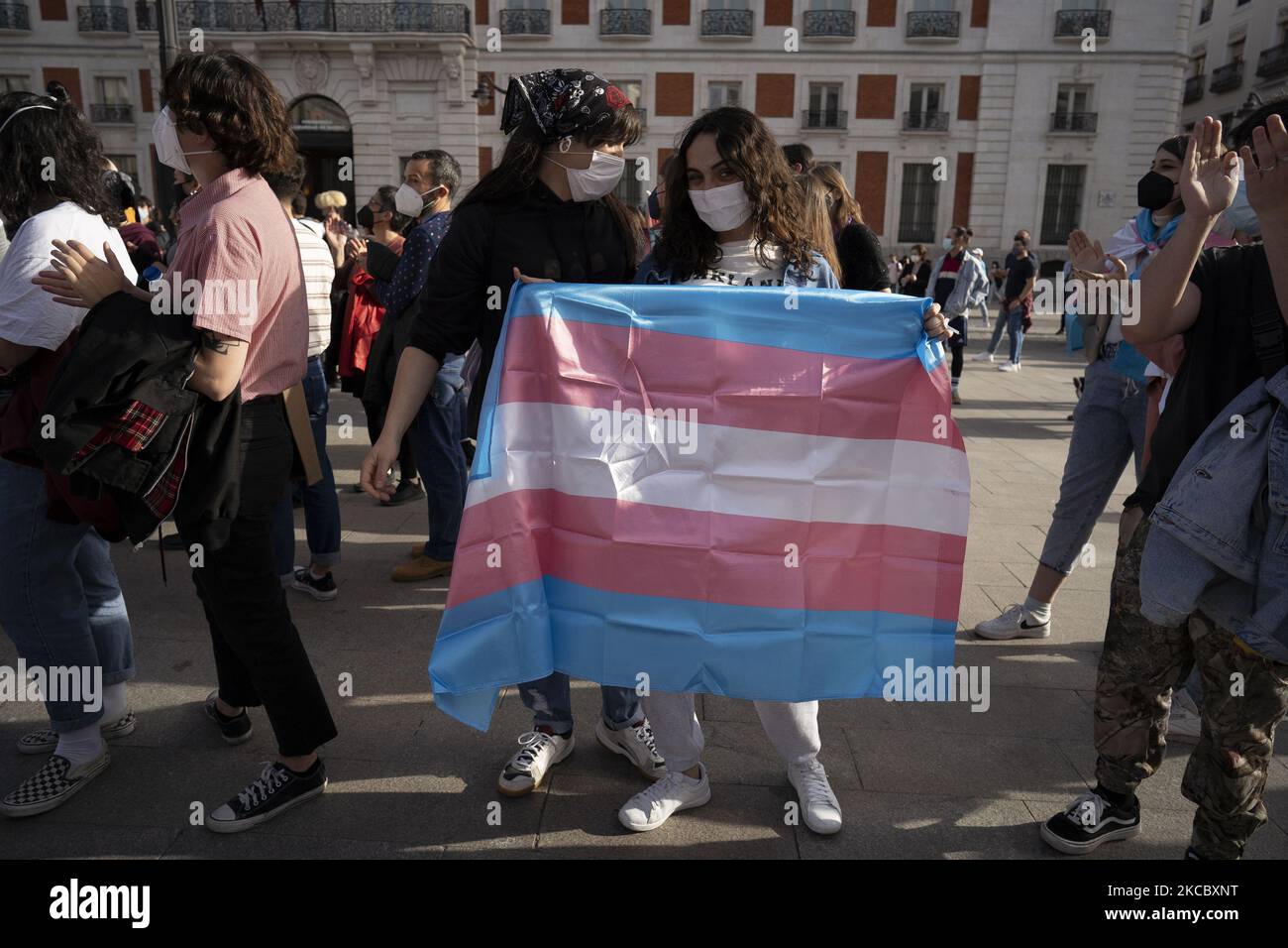 Aktivisten trans während einer Kundgebung am Internationalen Transgender Tag der Sichtbarkeit am 31. März 2021 auf der Plaza del Sol in Madrid, Spanien. Der Internationale Transgender Day of Visibility feiert die Transgender-Gemeinschaft und soll das Bewusstsein für die Diskriminierung von Transgender-Männern und -Frauen auf der ganzen Welt schärfen. (Foto von Oscar Gonzalez/NurPhoto) Stockfoto