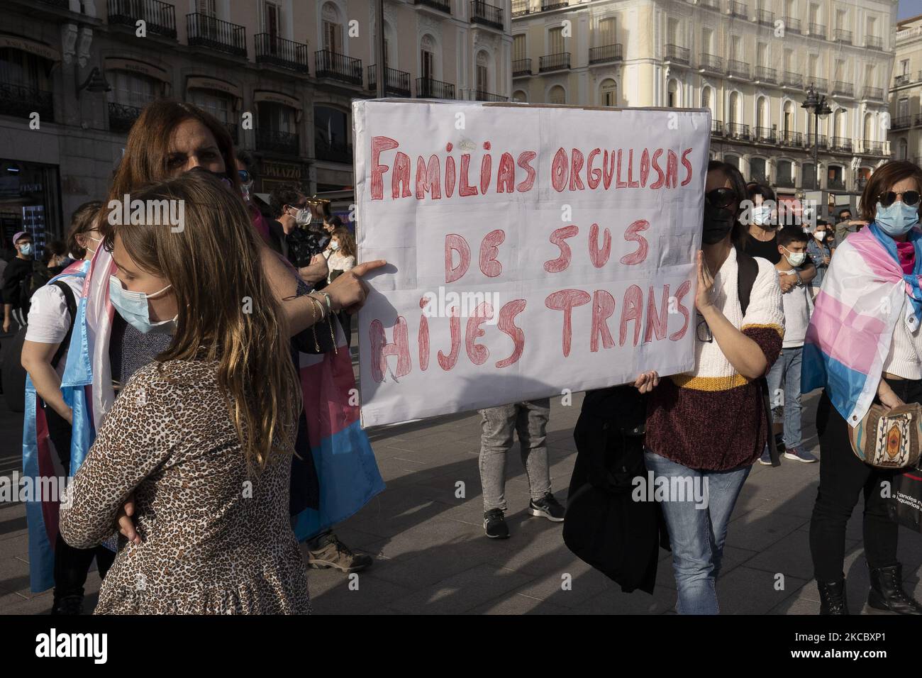 Aktivisten trans während einer Kundgebung am Internationalen Transgender Tag der Sichtbarkeit am 31. März 2021 auf der Plaza del Sol in Madrid, Spanien. Der Internationale Transgender Day of Visibility feiert die Transgender-Gemeinschaft und soll das Bewusstsein für die Diskriminierung von Transgender-Männern und -Frauen auf der ganzen Welt schärfen. (Foto von Oscar Gonzalez/NurPhoto) Stockfoto