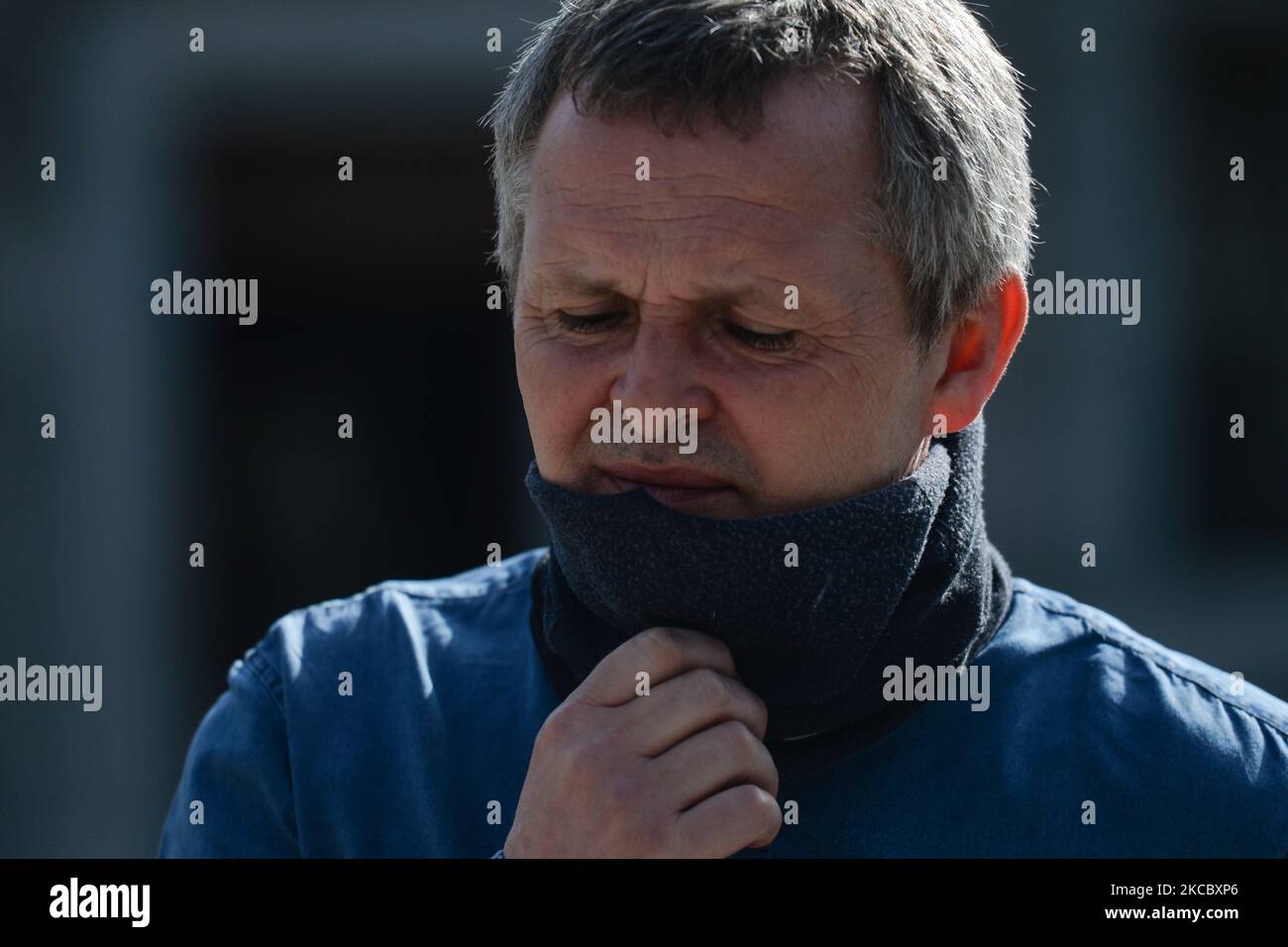 Richard Boyd Barrett, ein irischer Solidaritäts-People-Before-Profit-Politiker, der am Dienstag, 30. März 2021, in Dublin, Irland, vor den Medien vor dem Leinster House in Dublin sprach. (Foto von Artur Widak/NurPhoto) Stockfoto