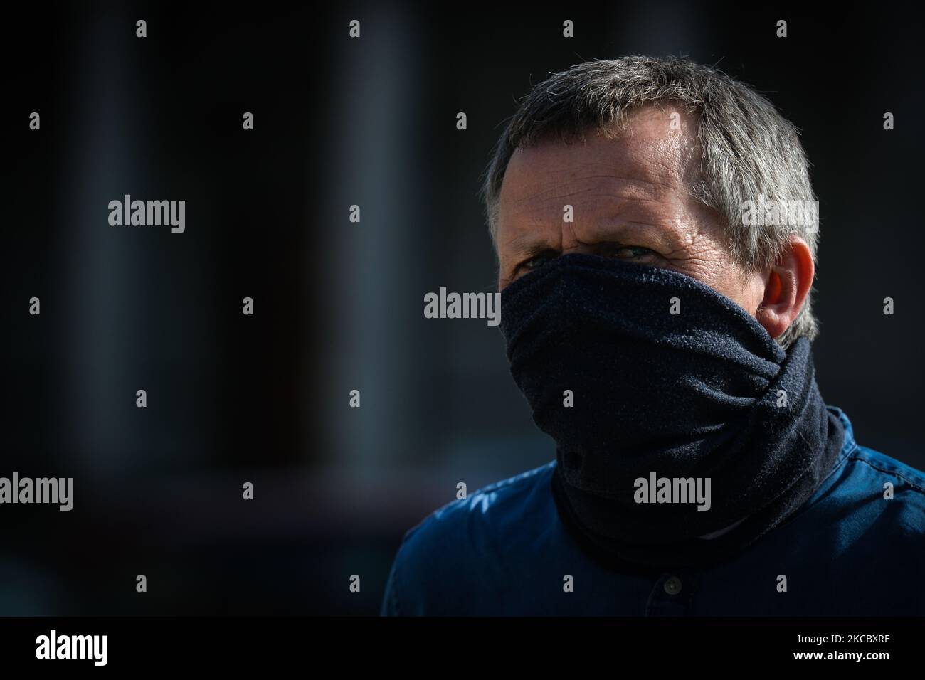 Richard Boyd Barrett, ein irischer Solidaritäts-People-Before-Profit-Politiker, der am Dienstag, 30. März 2021, in Dublin, Irland, vor den Medien vor dem Leinster House in Dublin sprach. (Foto von Artur Widak/NurPhoto) Stockfoto