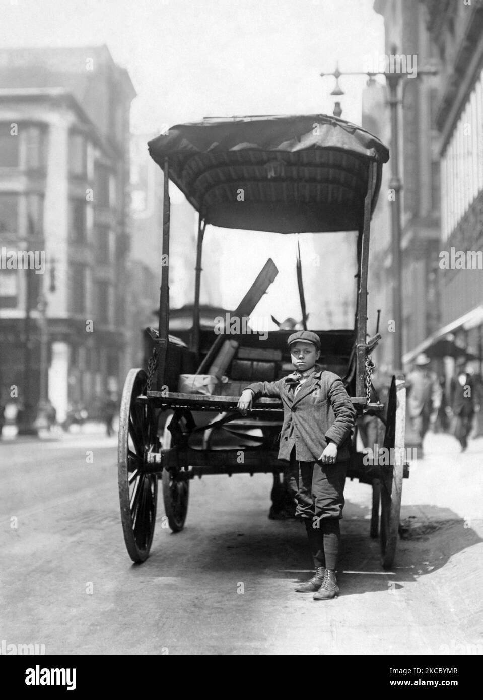 Ein kleiner Junge, der mit einem Expresswagen in St. Louis, Missouri, 1910 posiert. Stockfoto