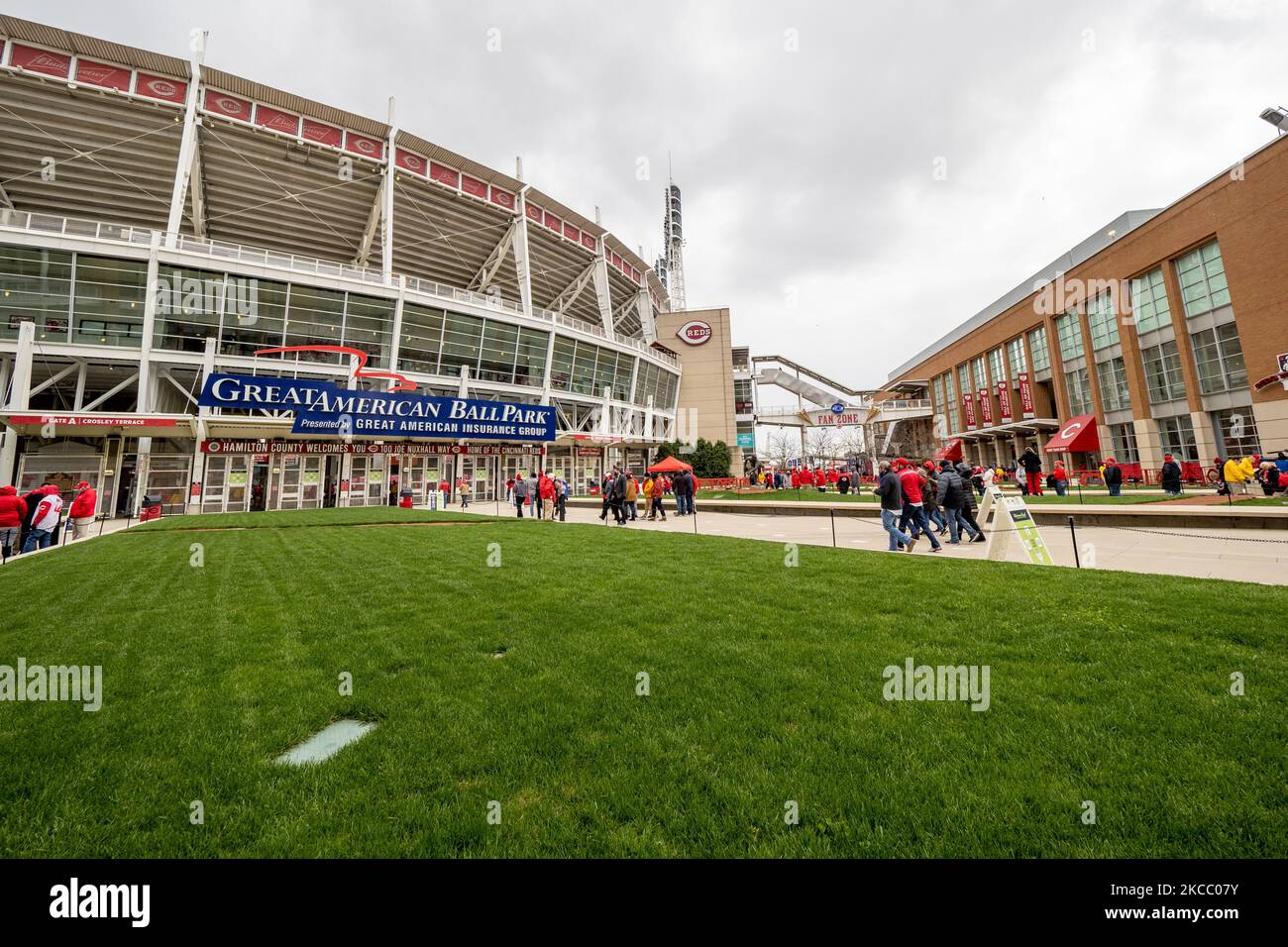 Baseballfans versammeln sich vor dem Start des Baseballspiels der Cincinnati Reds und der St. Louis Cardinals im Great American Ball Park, Donnerstag, den 1.. April 2021, in Cincinnati, OH. (Foto von Jason Whitman/NurPhoto) Stockfoto