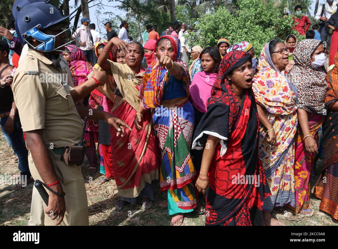 Sicherheitspersonal versucht, die Anhänger der All India Trinamool Congress Party zu kontrollieren, die gegen Anhänger der Bharatiya Janata Party (BJP) rufen, während der zweiten Phase der Parlamentswahlen in Westbengalen am 1. April 2021 in Nandigram die Chefministerin von Westbengalen, Mamata Banerjee (nicht abgebildet), in ein Wahllokal eindringt. (Foto von Debajyoti Chakraborty/NurPhoto) Stockfoto