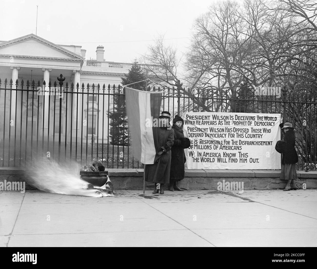 Suffragetten protestieren gegen Woodrow Wilson vor dem Weißen Haus, 1918. Stockfoto