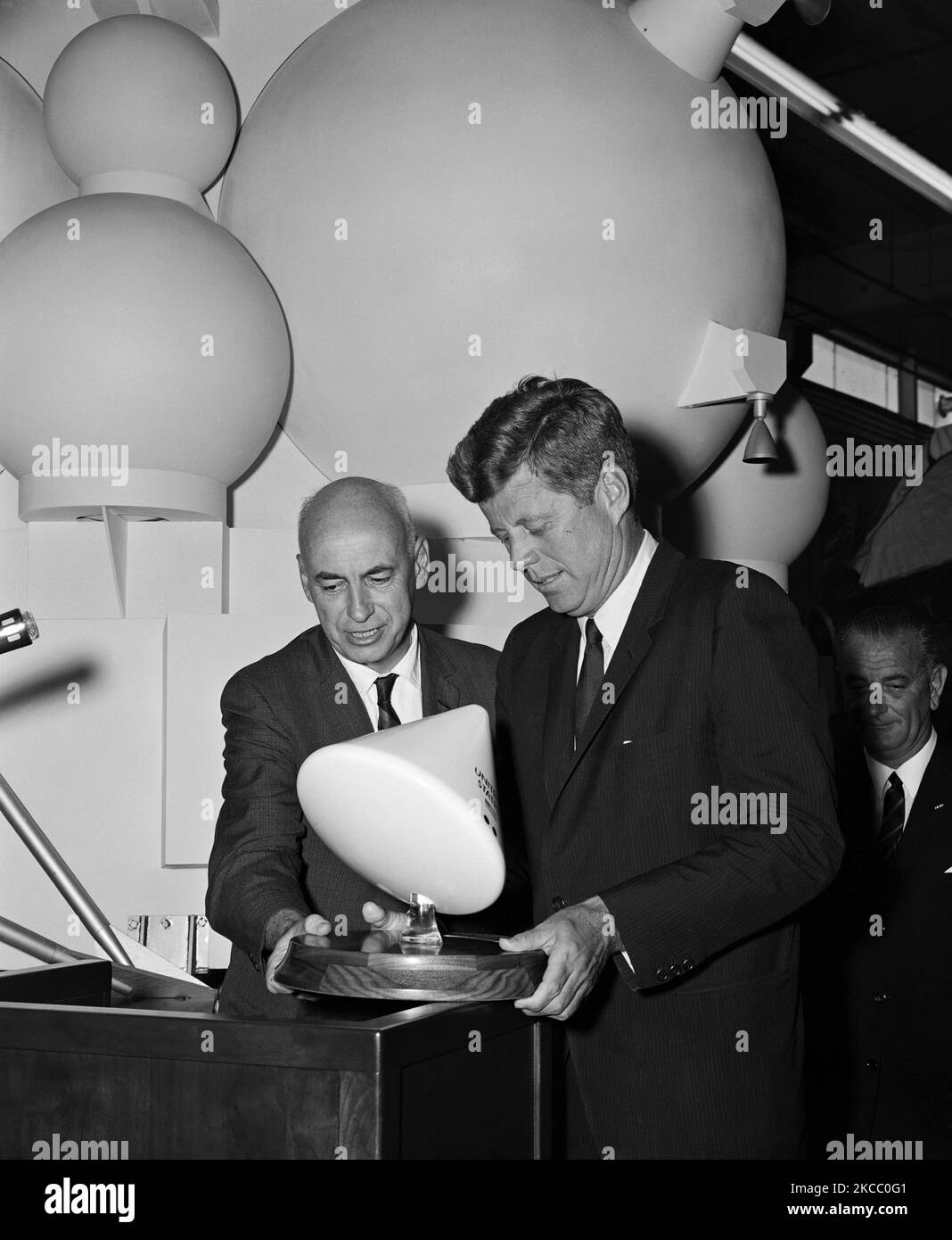 Dr. Robert R. Gilruth und Präsident John F. Kenndy beim Blick auf ein Modell des Apollo Command Module, 1962. Stockfoto