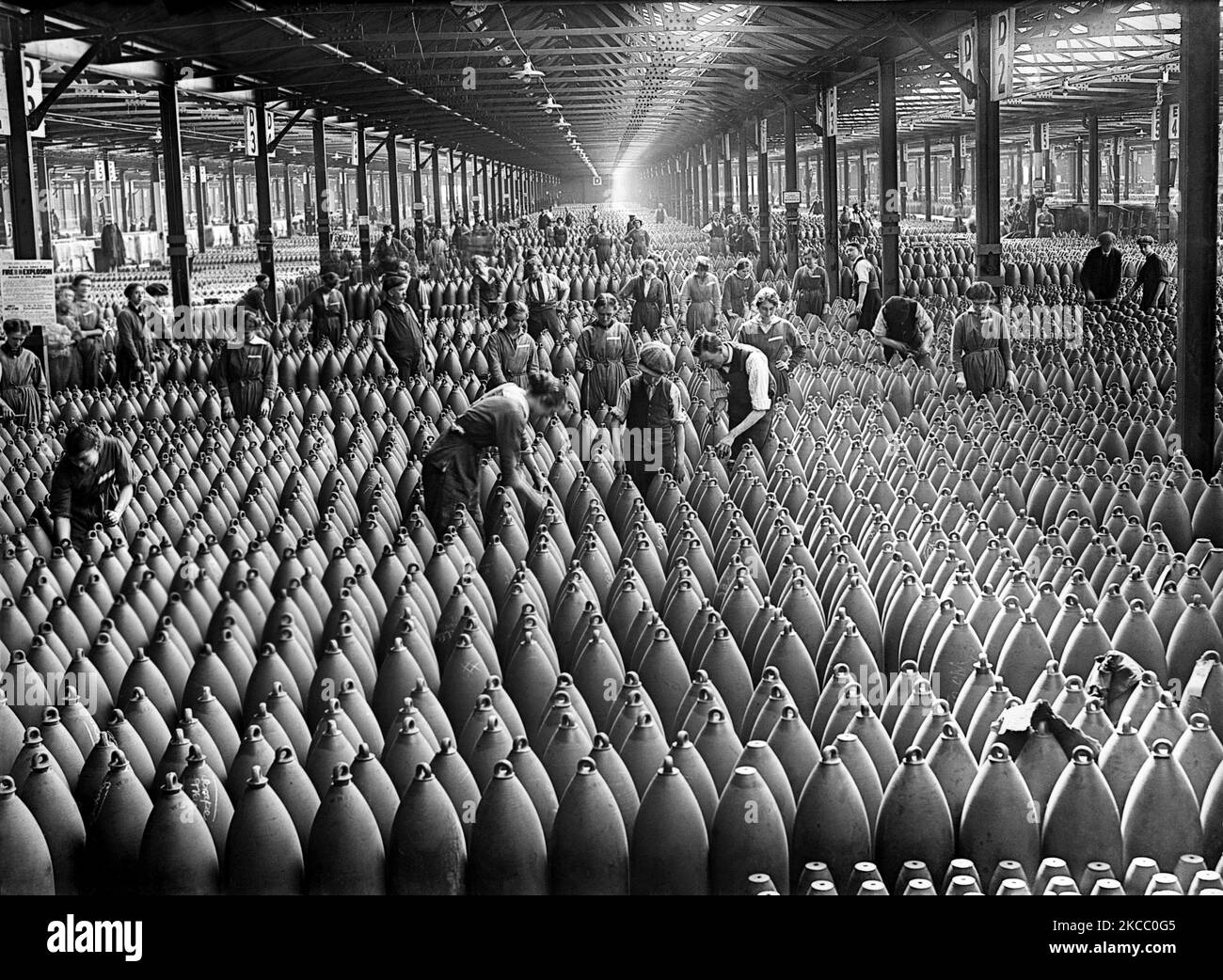 Frauen, die während des Ersten Weltkriegs in England 1917 in einer Munitionsfabrik arbeiteten. Stockfoto